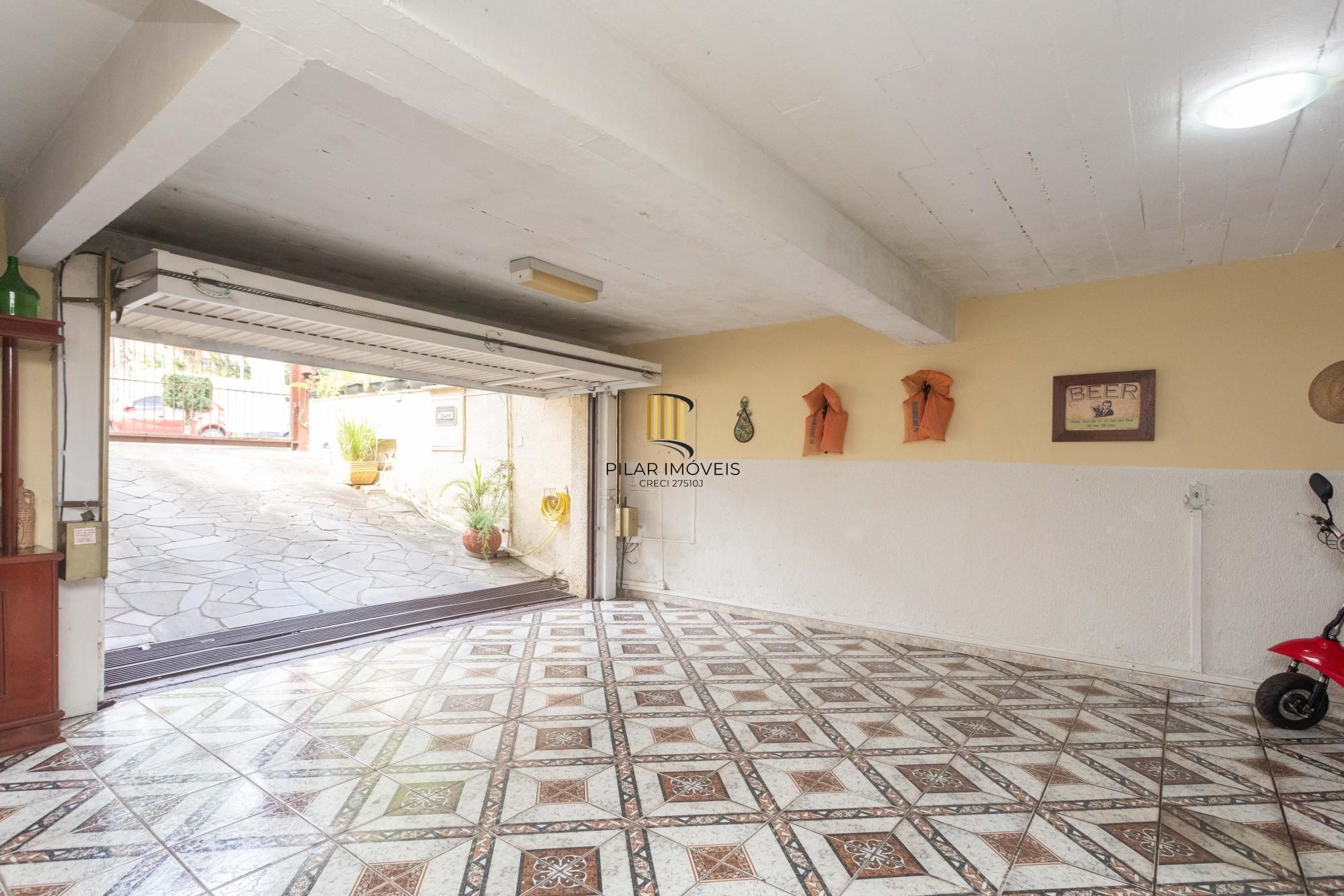 Casa com piscina e 470m2 no Chácara das Pedras