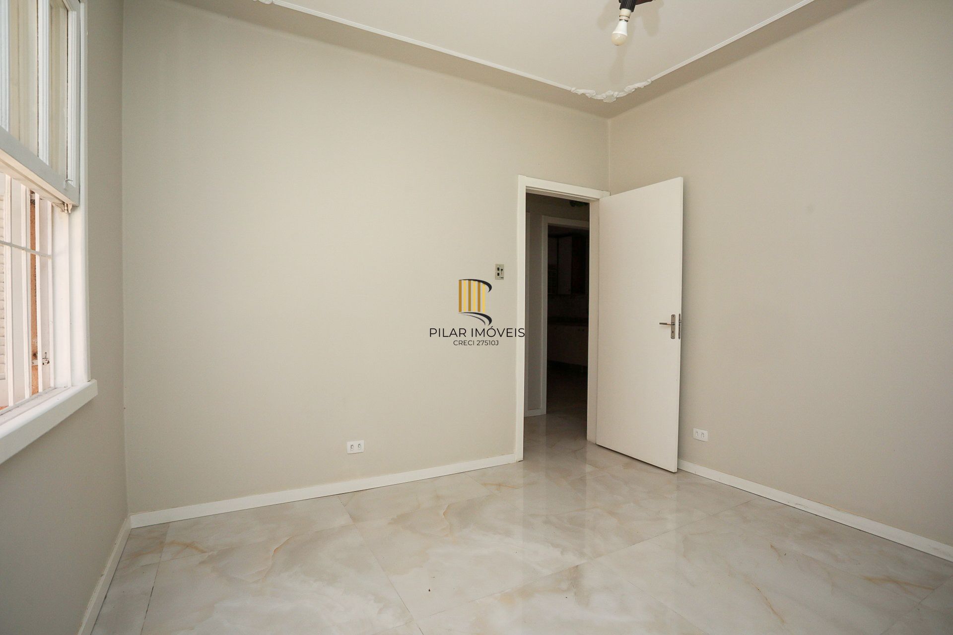 Apartamento Amplo no Menino Deus – 2 Dormitórios, 2 Banheiros e Churrasqueira