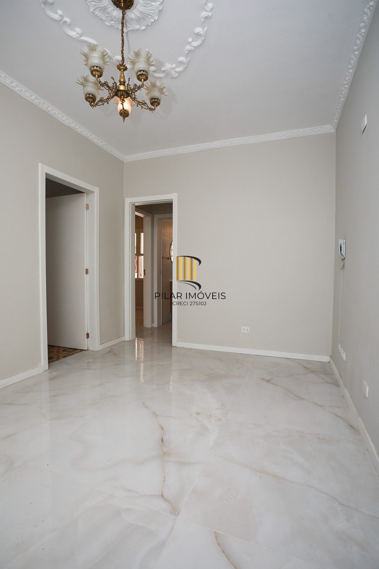 Apartamento Reformado no Menino Deus – 2 Dormitórios, Ótima Posição Solar