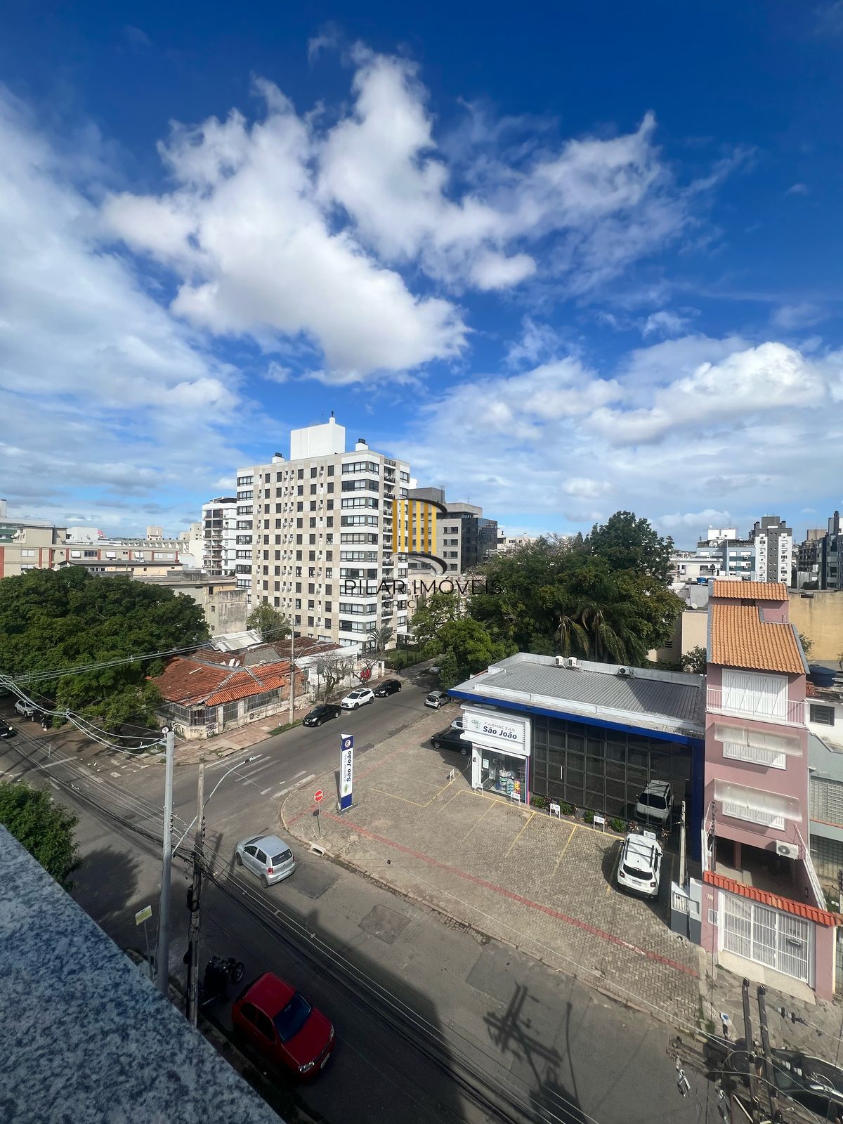 Cobertura semímobiliada no coração do bairro Menino Deus, em Porto Alegre a venda.