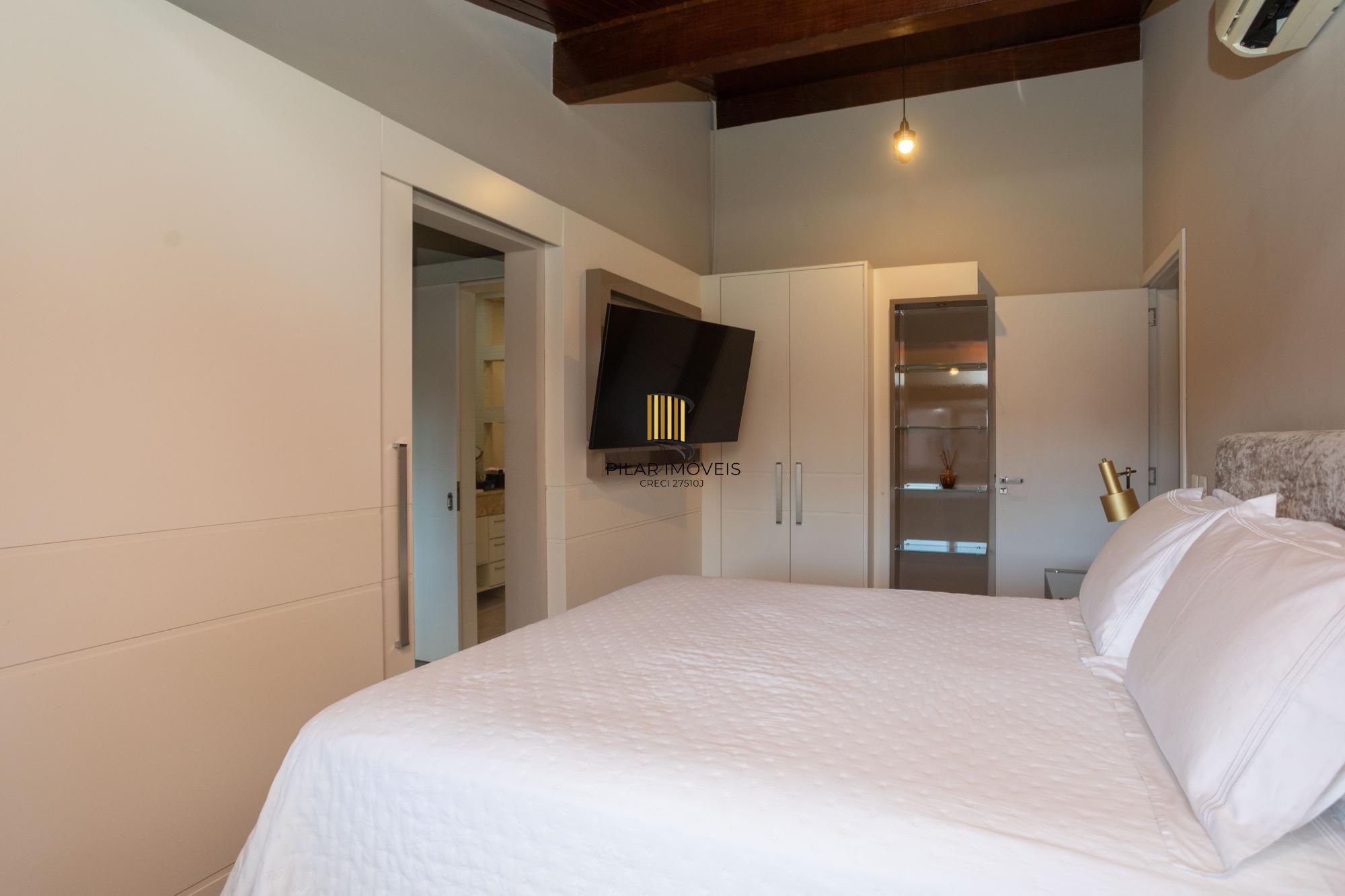 Casa com piscina no Chácara das Pedras