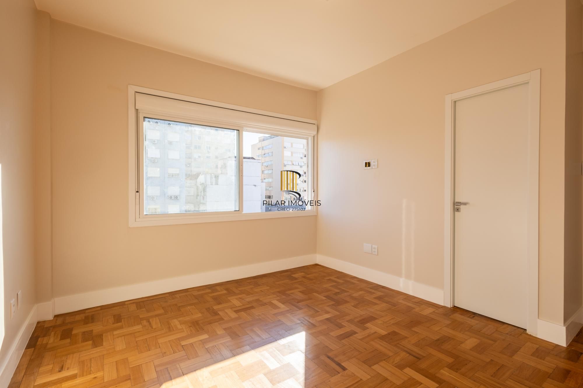 Apartamento totalmente reformado de 140m2 com vaga no Bom Fim