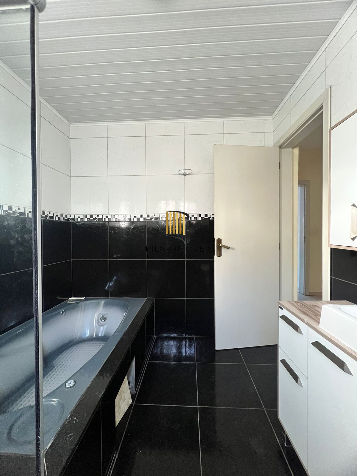 Casa à venda com 215m² na Hípica, 3 quartos sendo 1 suíte e 2 vagas