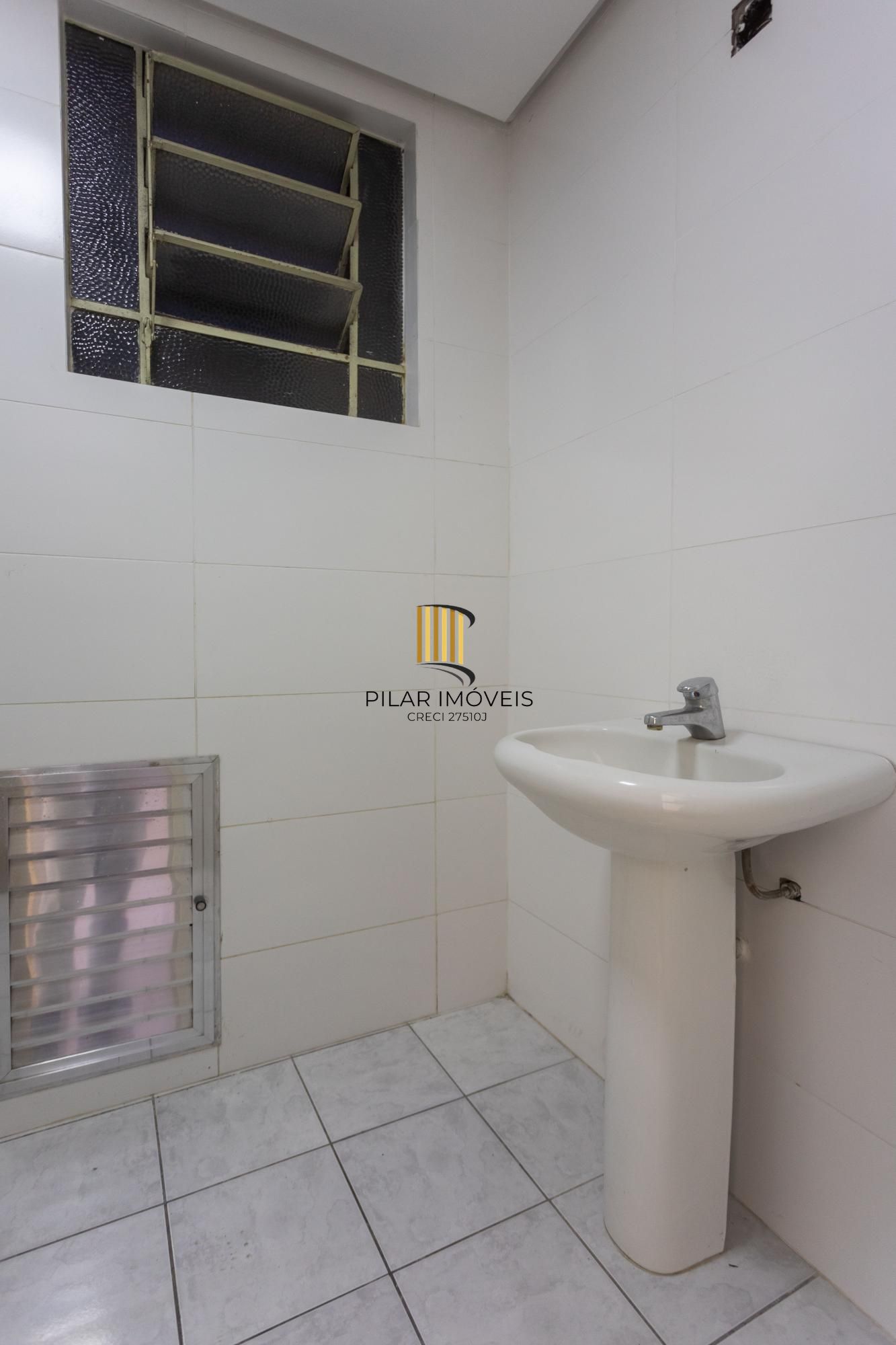 Amplo Apartamento de 3 Dormitórios com Sacada e Garagem na Av. Protásio Alves