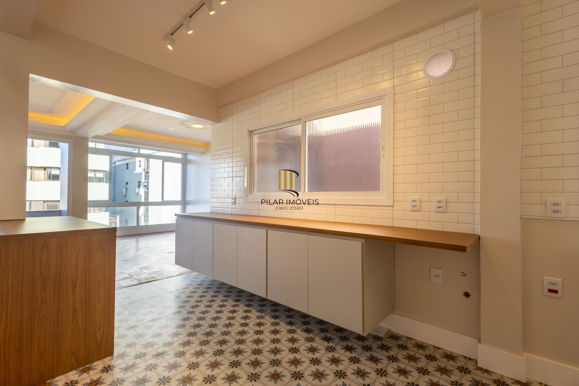Apartamento totalmente reformado de 140m2 com vaga no Bom Fim