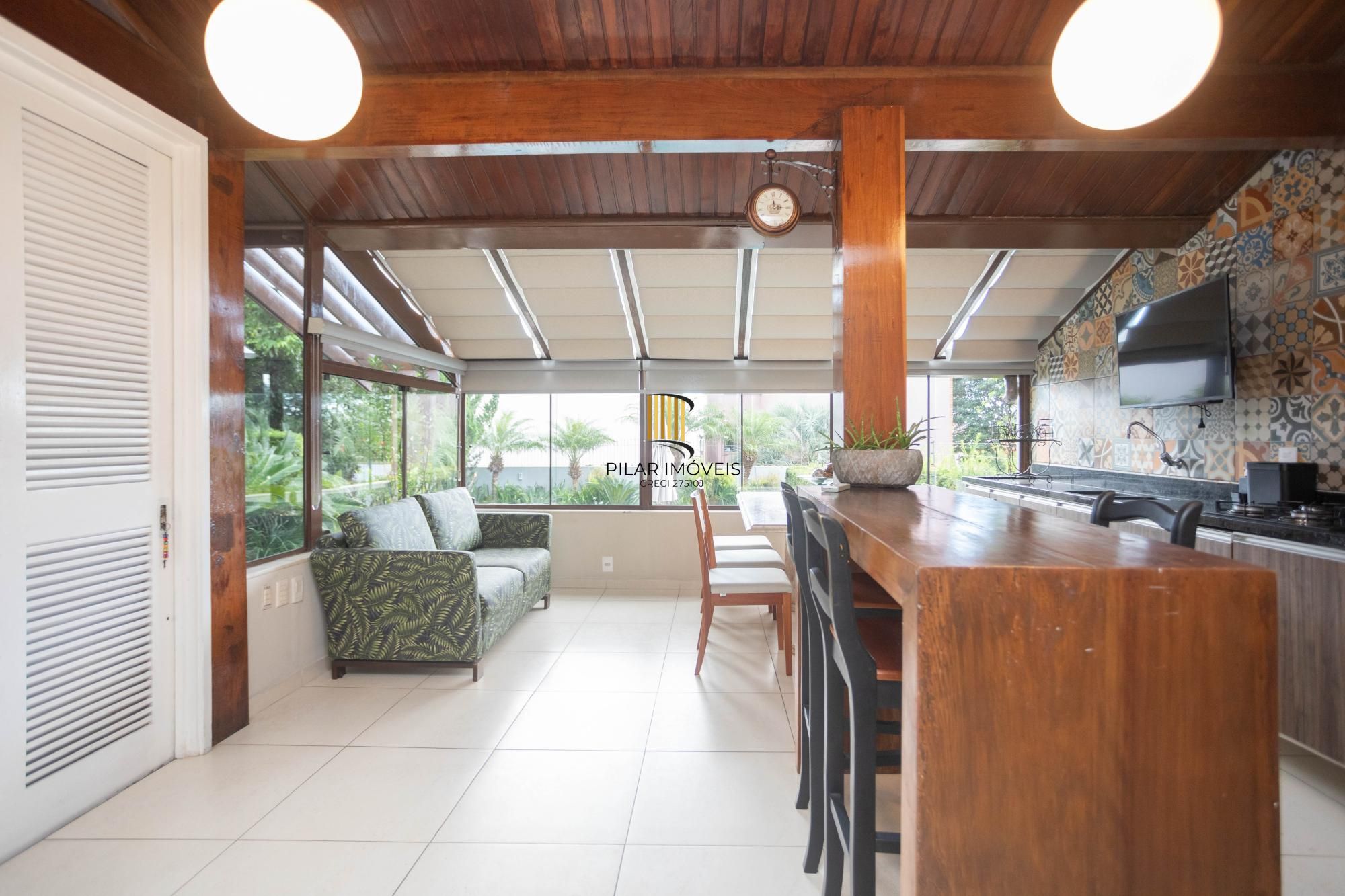 Casa com piscina no Chácara das Pedras