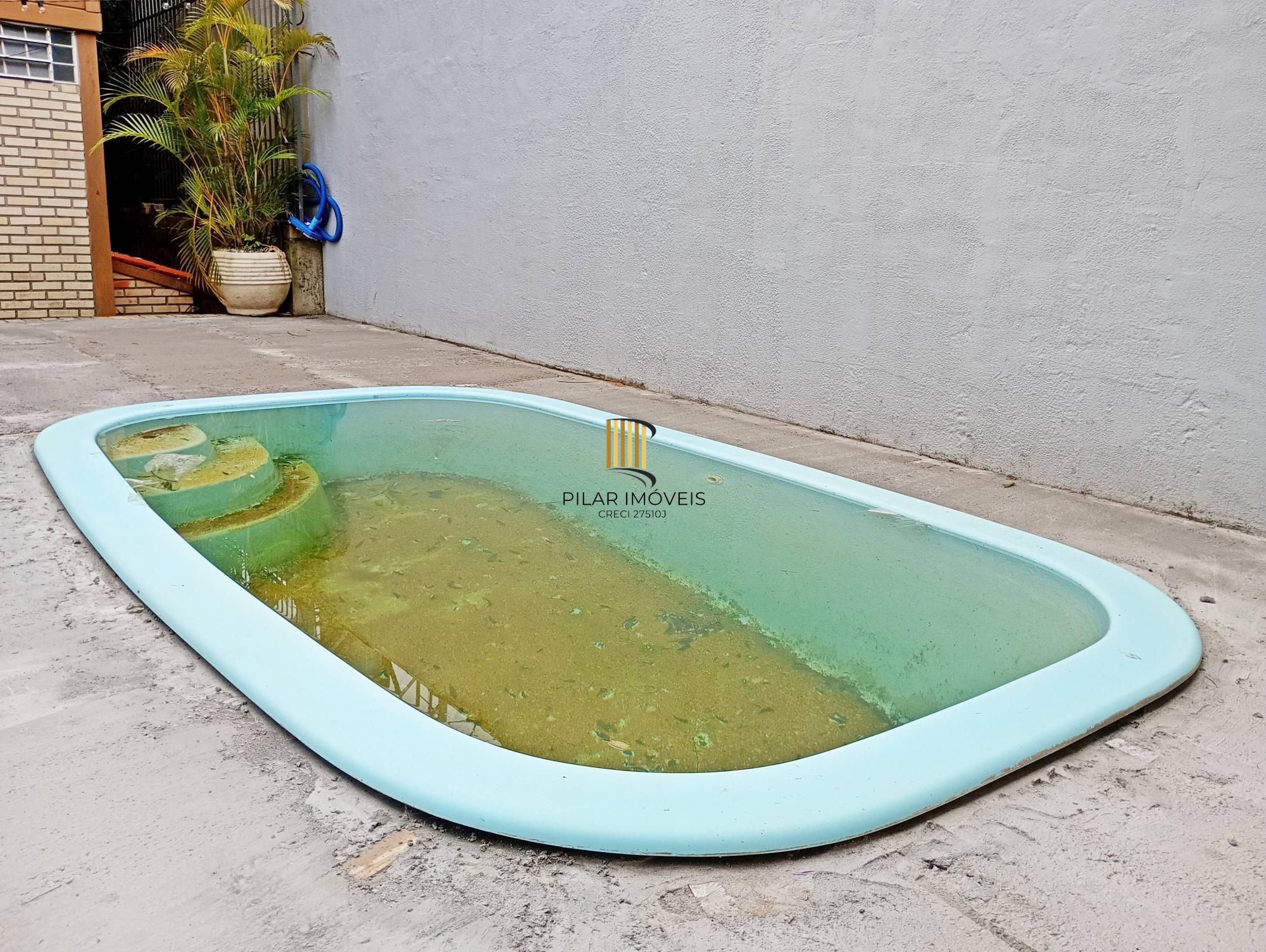 Casa com piscina e edícula