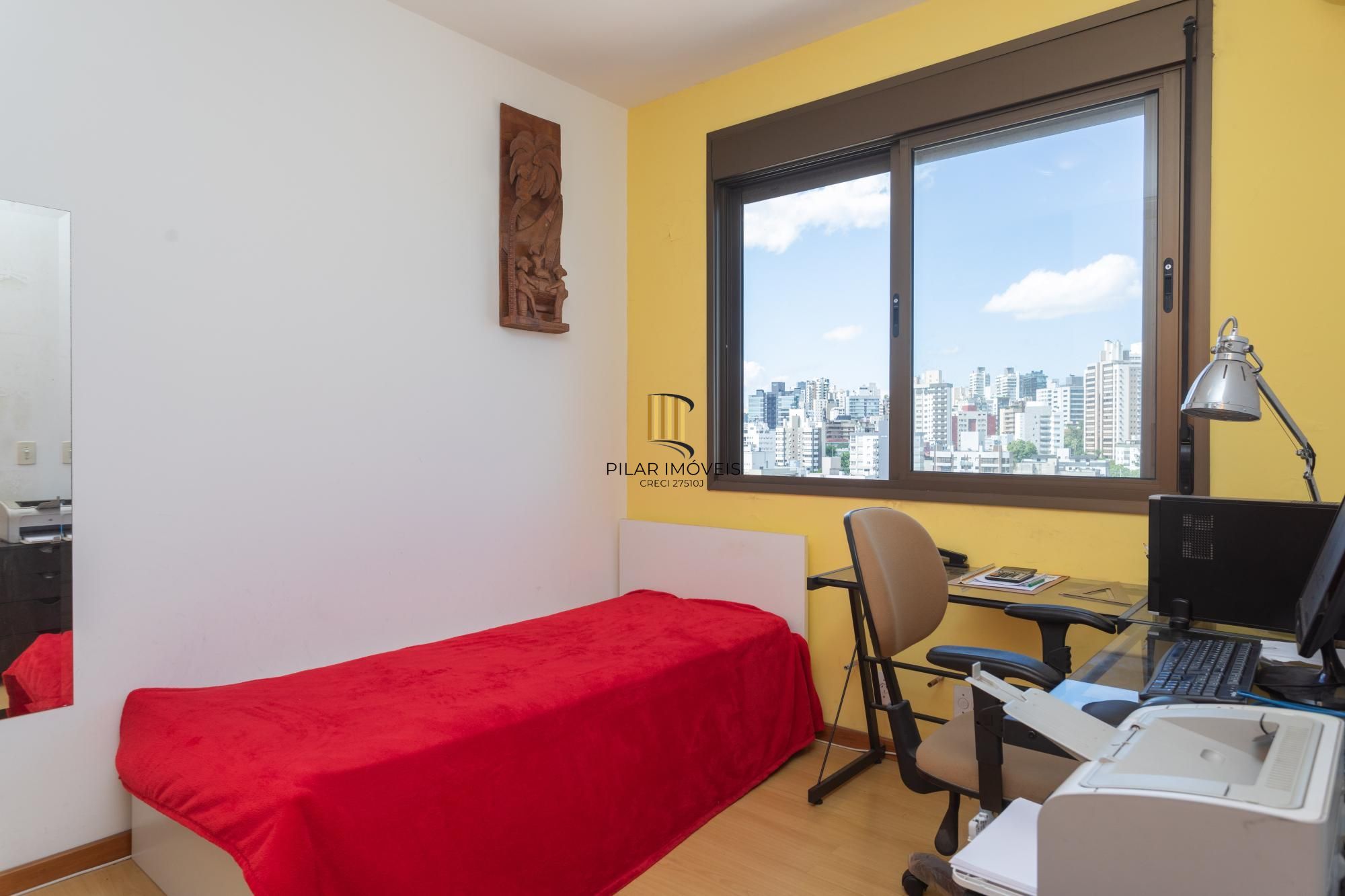 Apartamento 2 dormitórios  sendo 1 suíte e 3 vagas no Petrópolis.