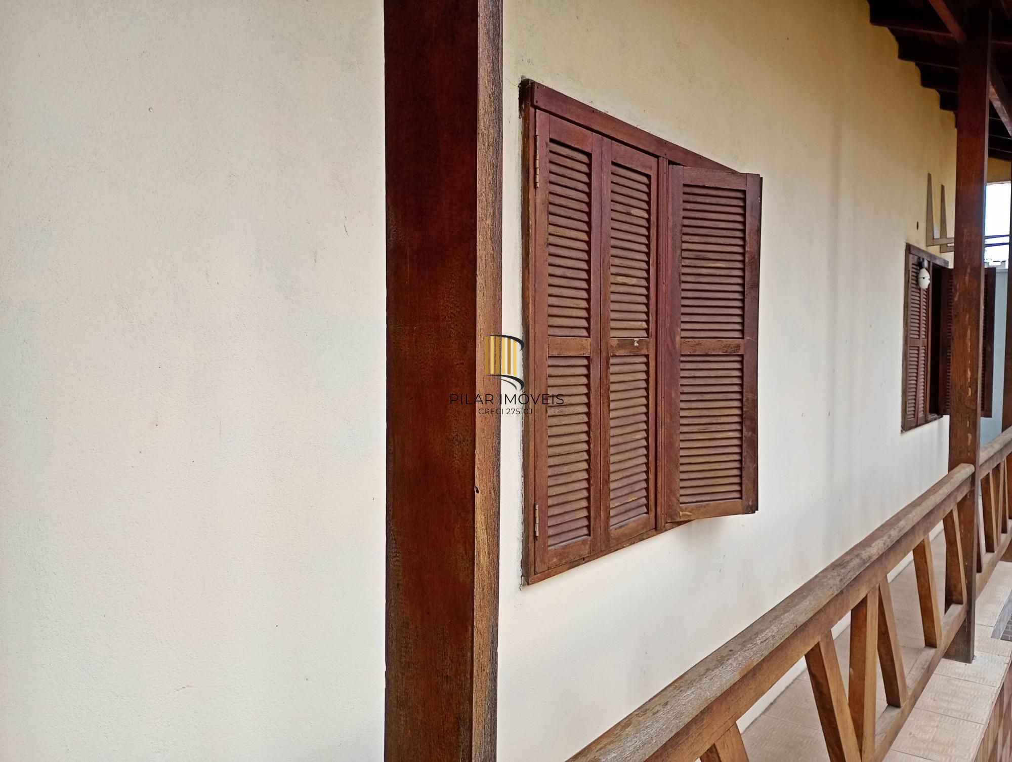 Casa com piscina e edícula
