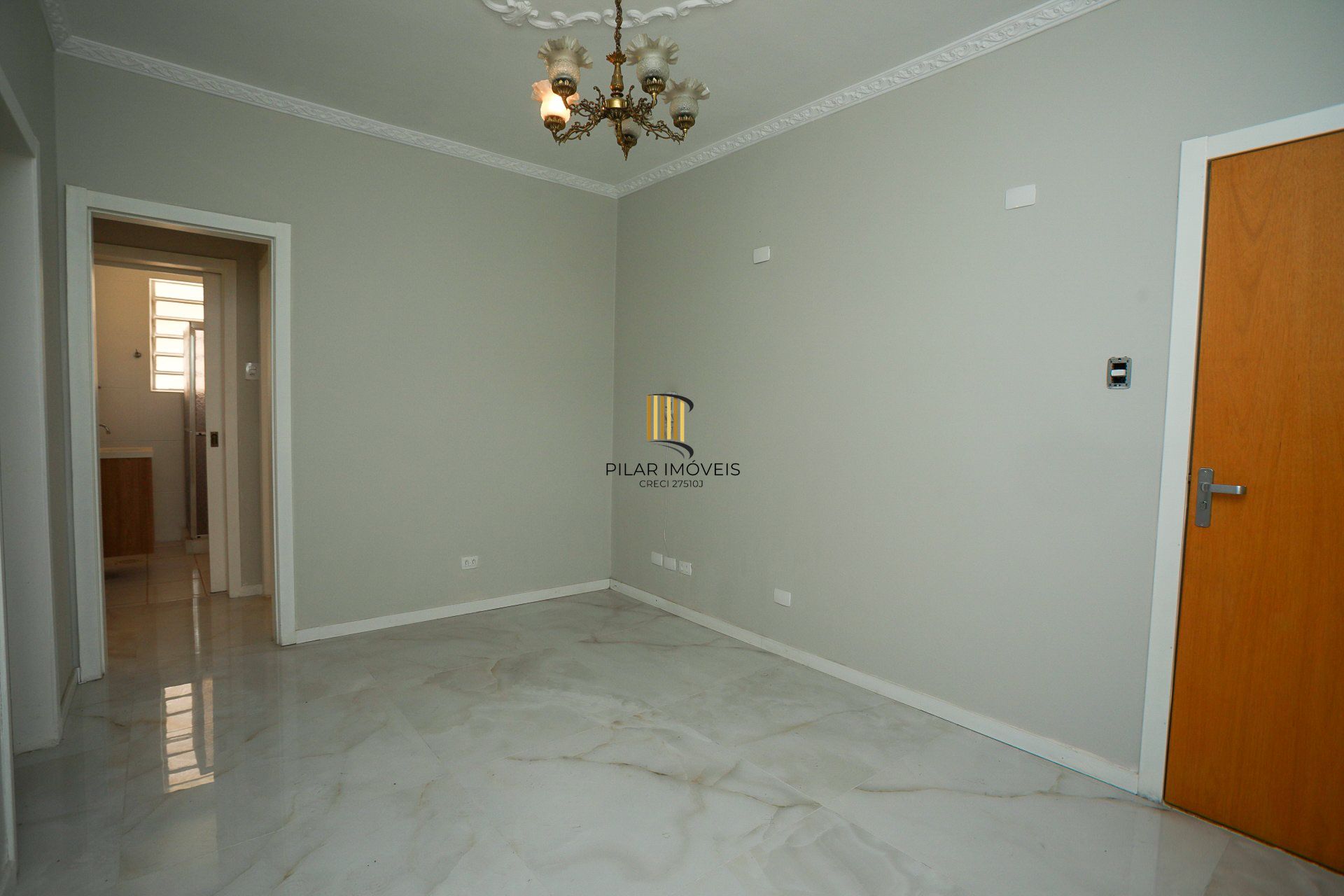 Apartamento Reformado no Menino Deus – 2 Dormitórios, Ótima Posição Solar