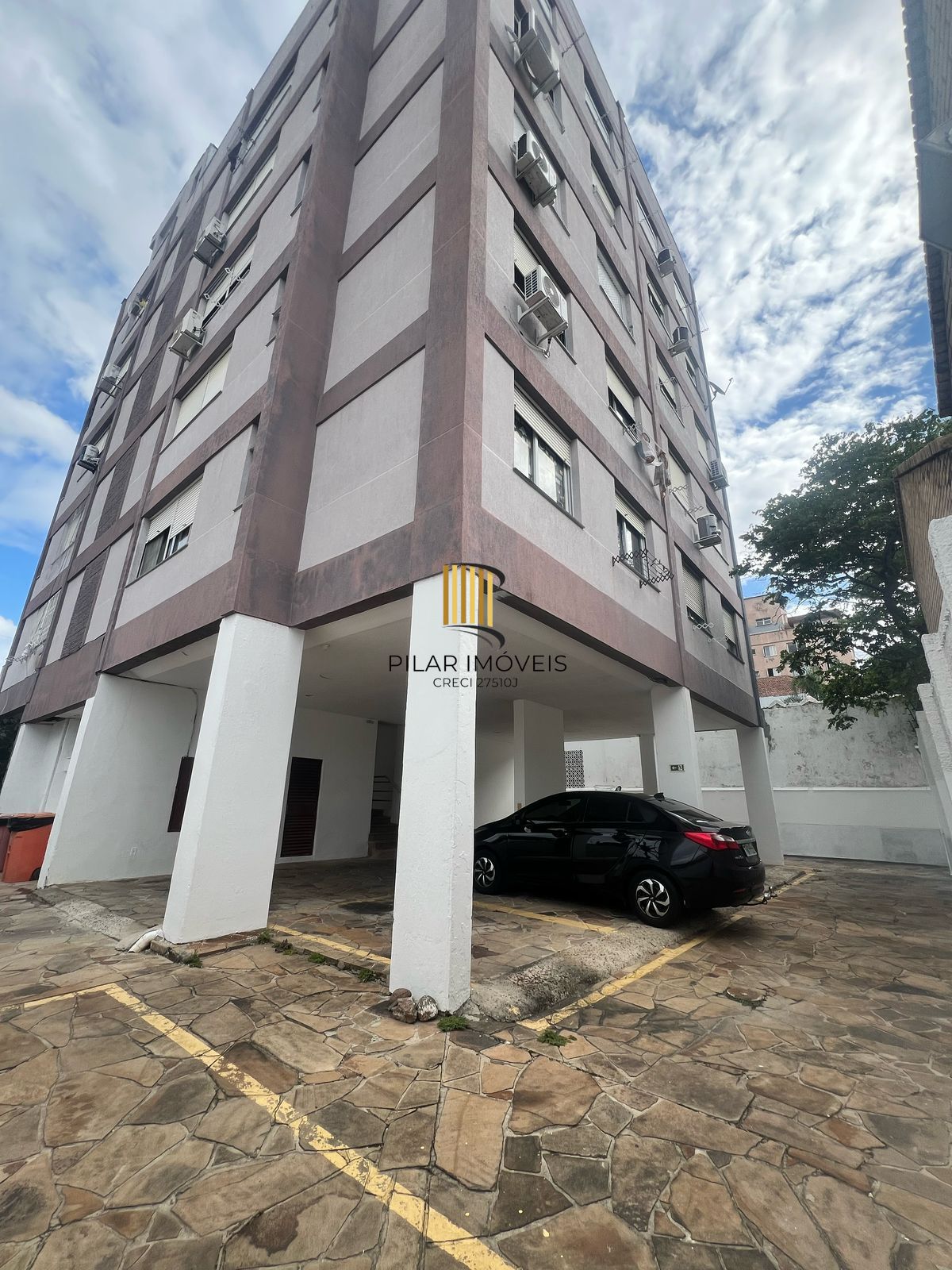 Cobertura semímobiliada no coração do bairro Menino Deus, em Porto Alegre a venda.