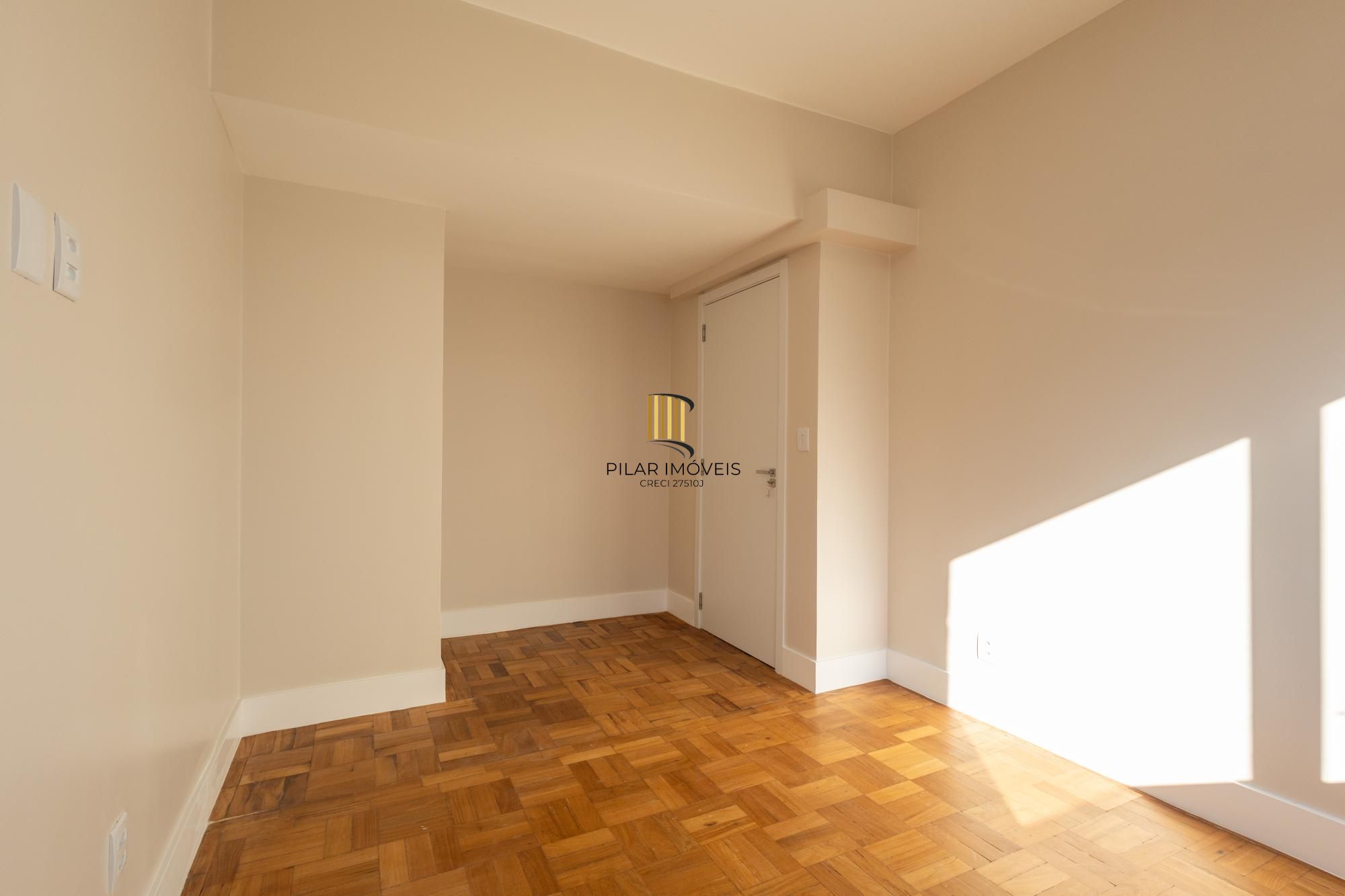 Apartamento totalmente reformado de 140m2 com vaga no Bom Fim