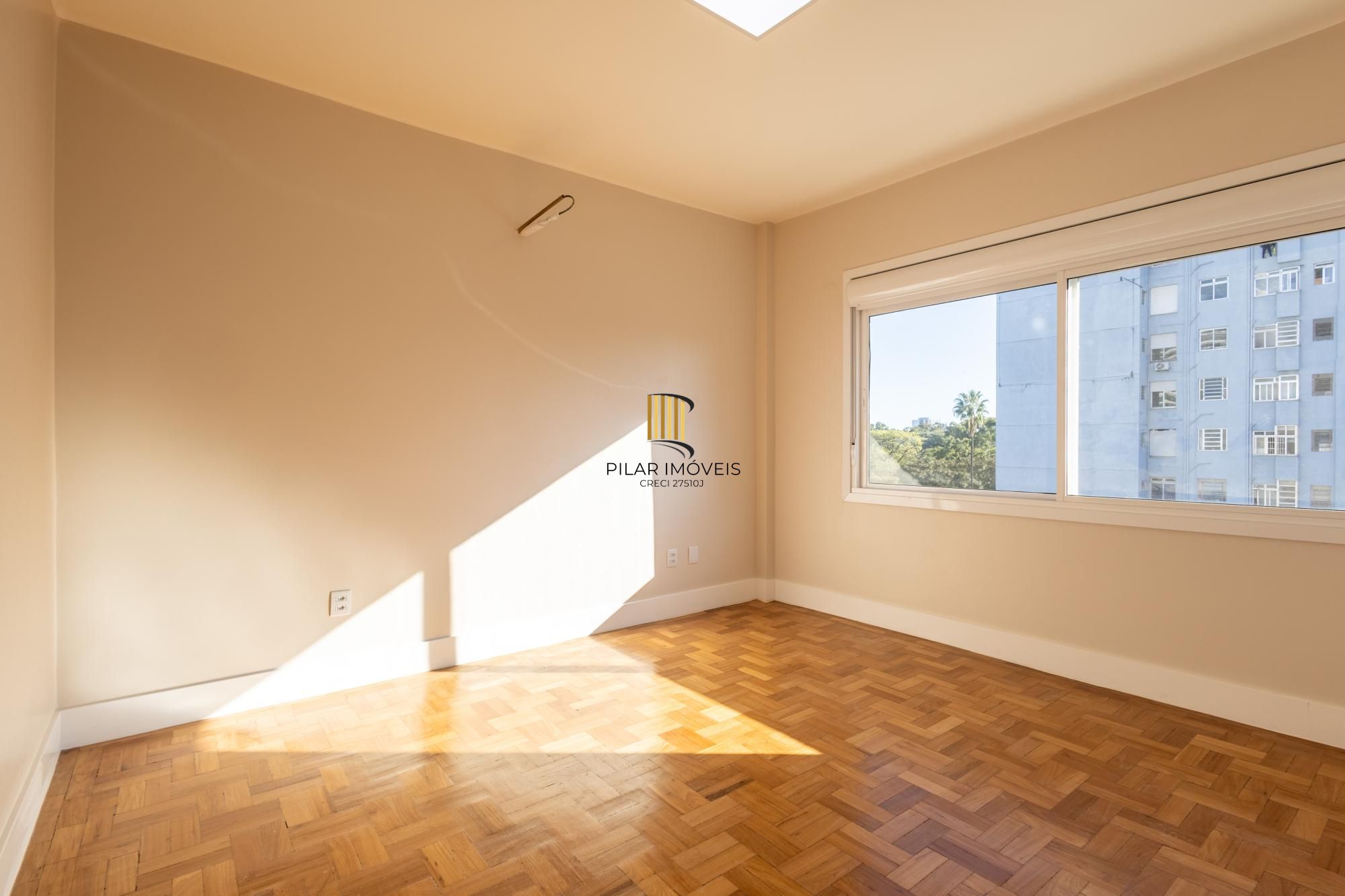 Apartamento totalmente reformado de 140m2 com vaga no Bom Fim