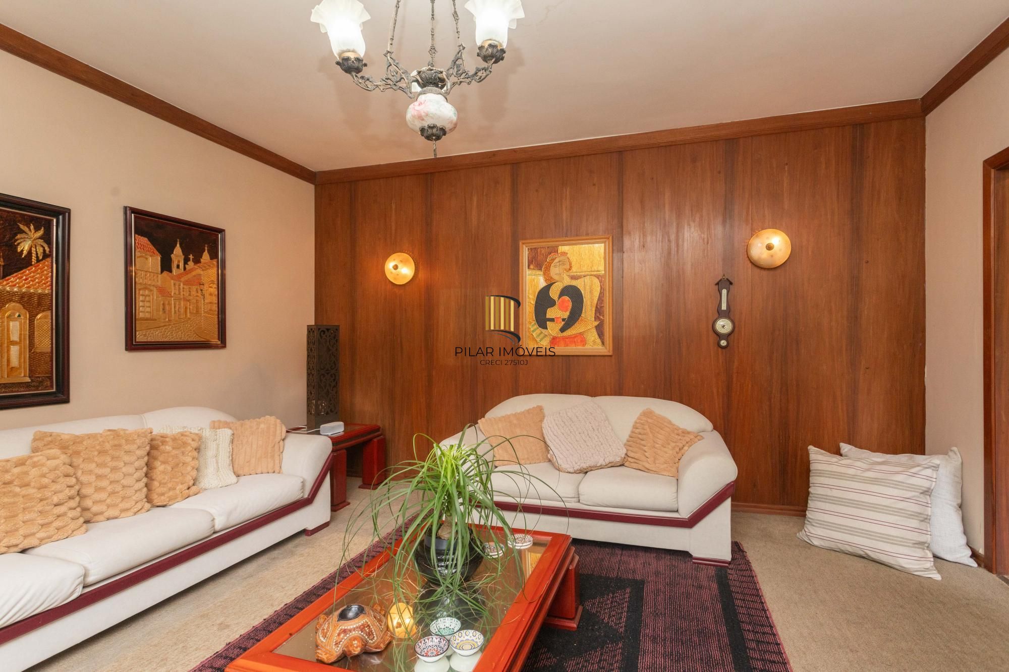 Casa com piscina e 470m2 no Chácara das Pedras