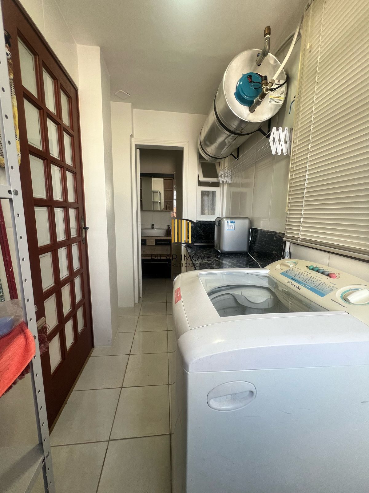 Cobertura semímobiliada no coração do bairro Menino Deus, em Porto Alegre a venda.