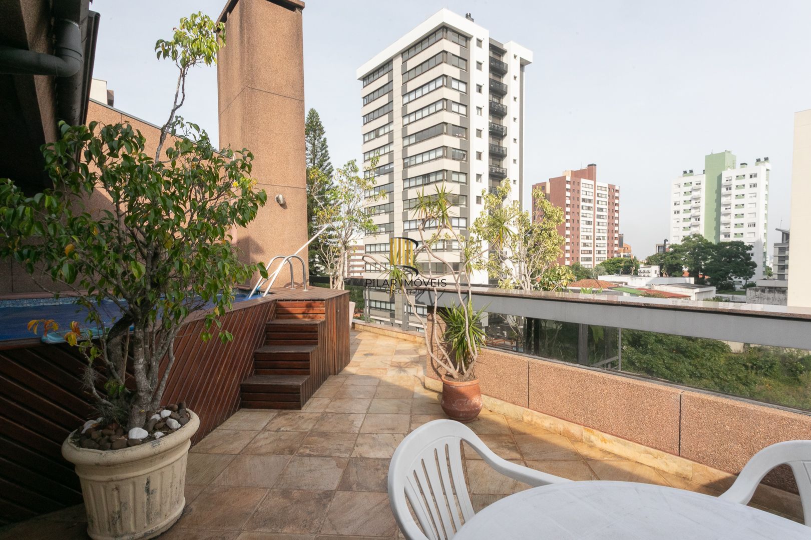 Cobertura com 3 dormitórios, mobiliada com 300 m²