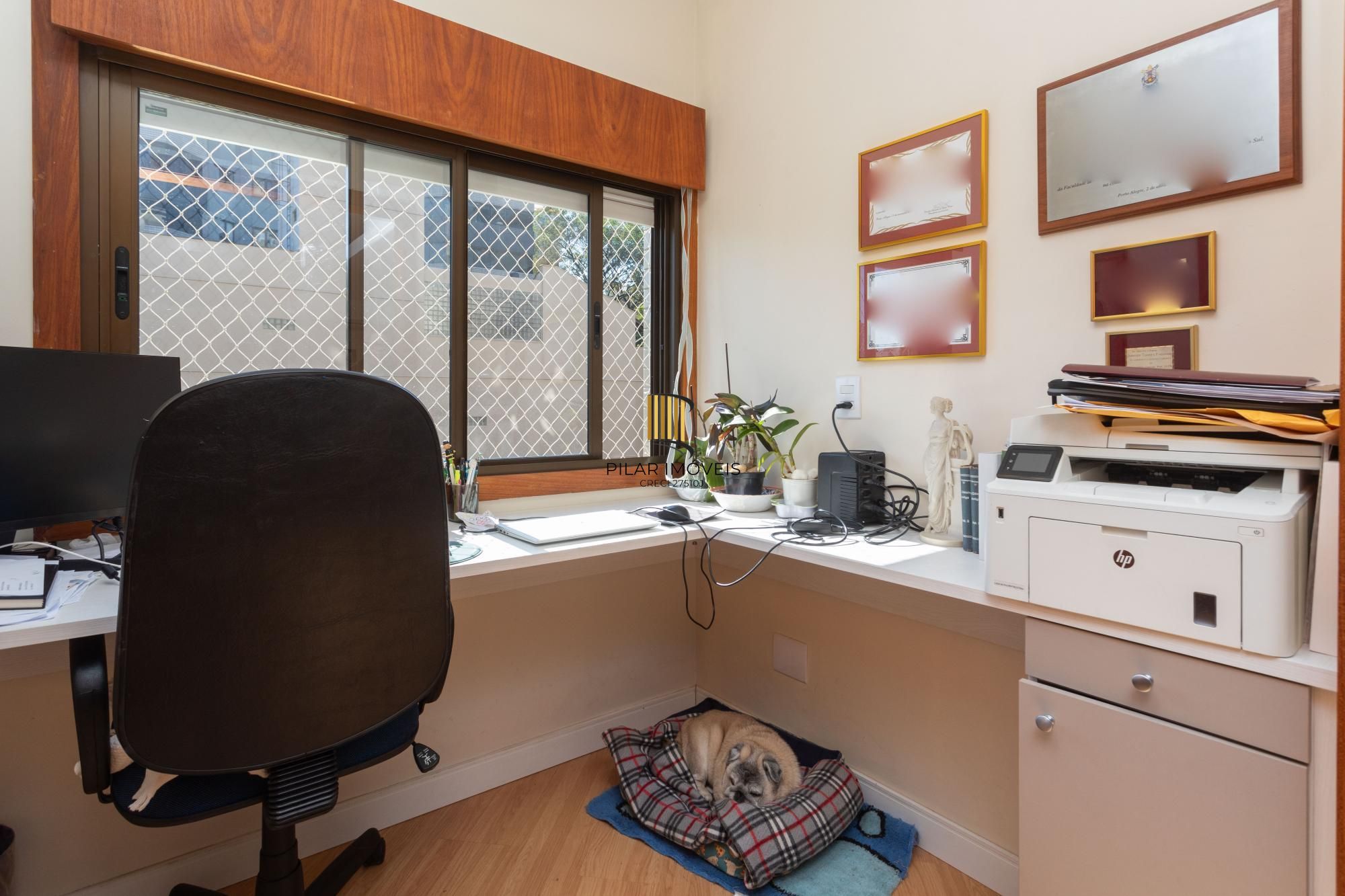 More no Petrópolis! 3 Dormitórios, Suíte, 2 Vagas e Totalmente Mobiliado