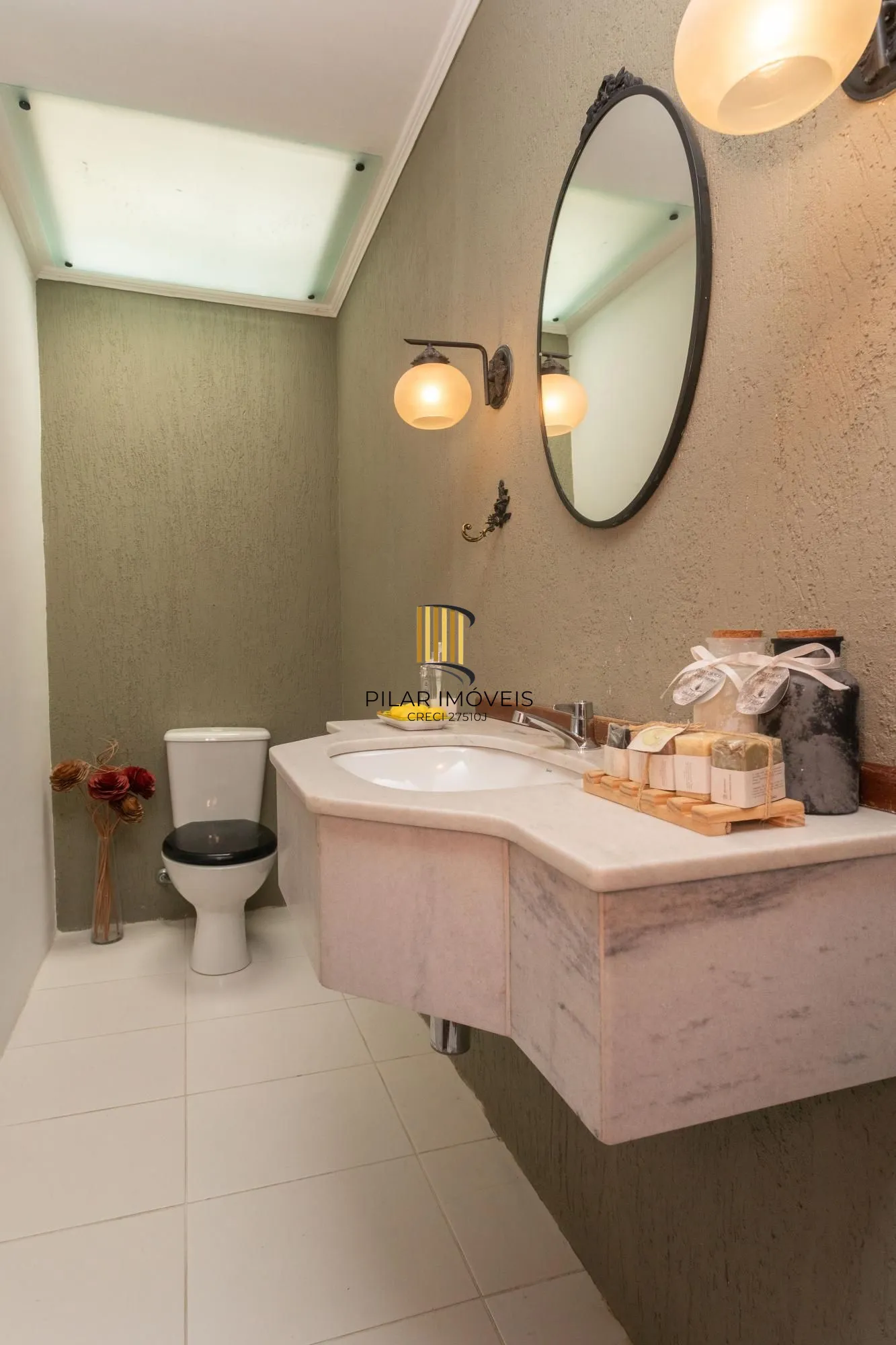 Casa em Condomínio com 5 quartos, 3 vagas e 350m²