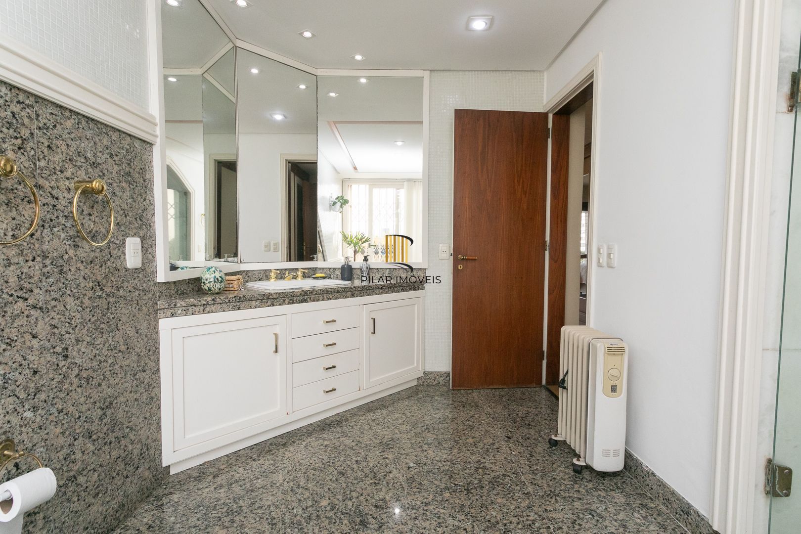 Cobertura com 3 dormitórios, mobiliada com 300 m²