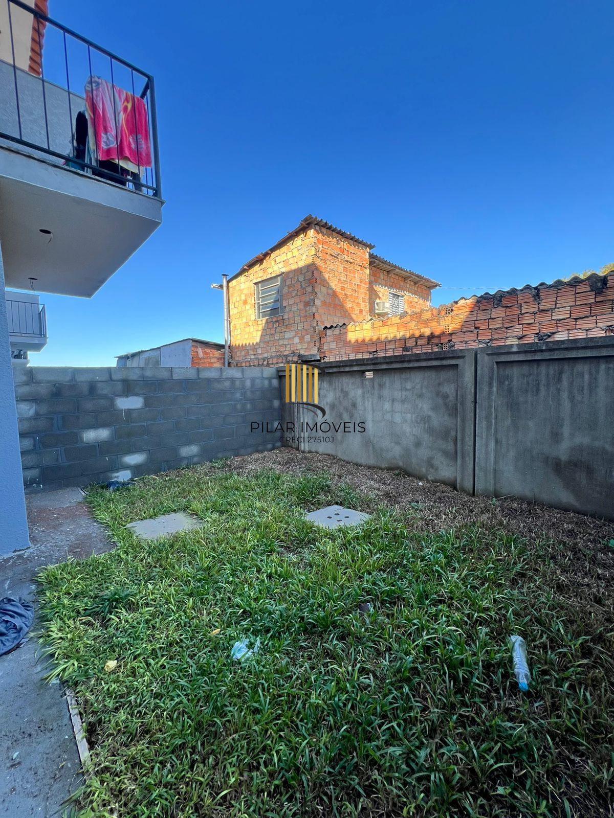 Casa em condomínio fechado com pátio na Restinga