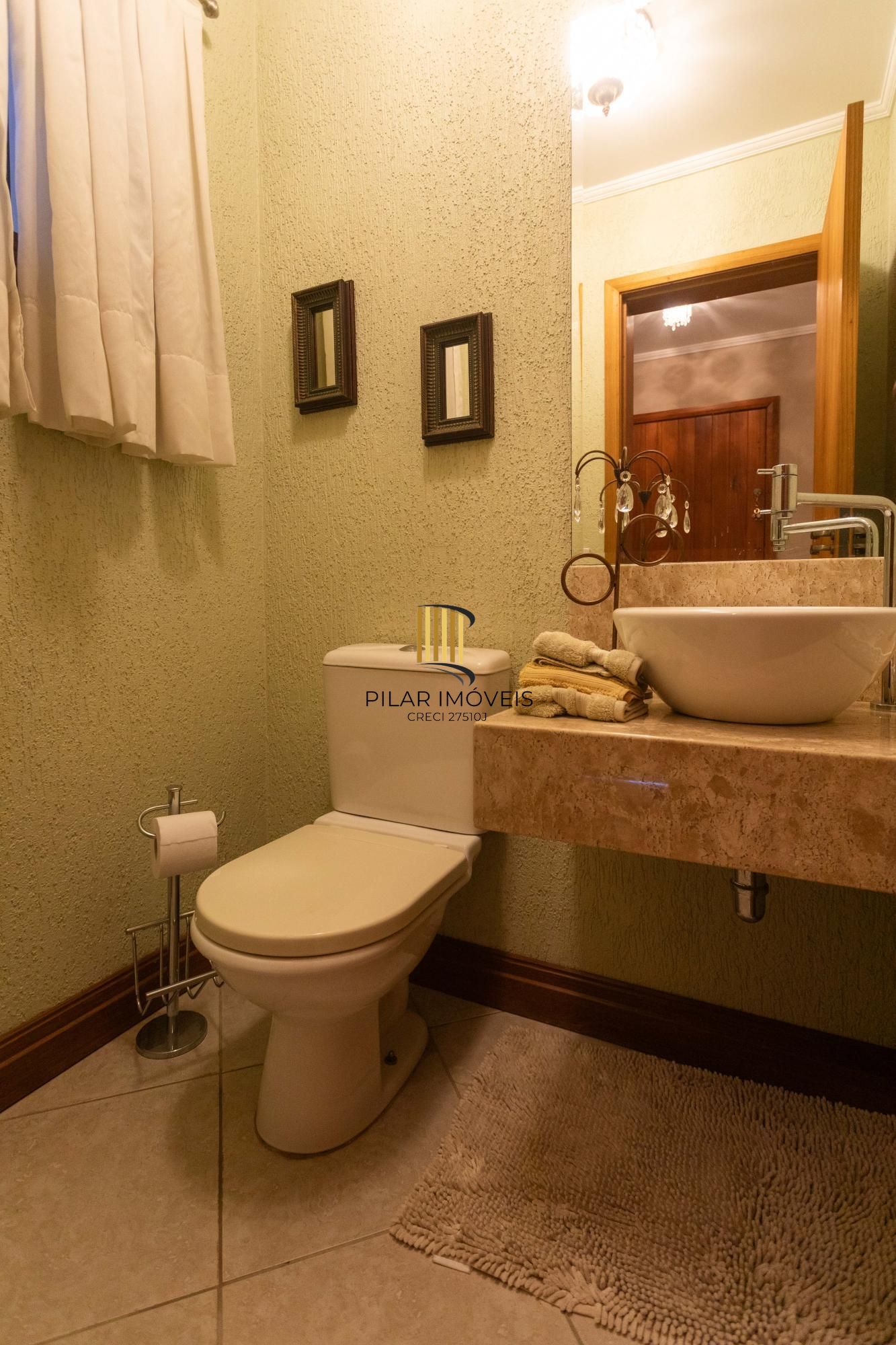 Casa no Chácara das Pedras com piscina e 316m2