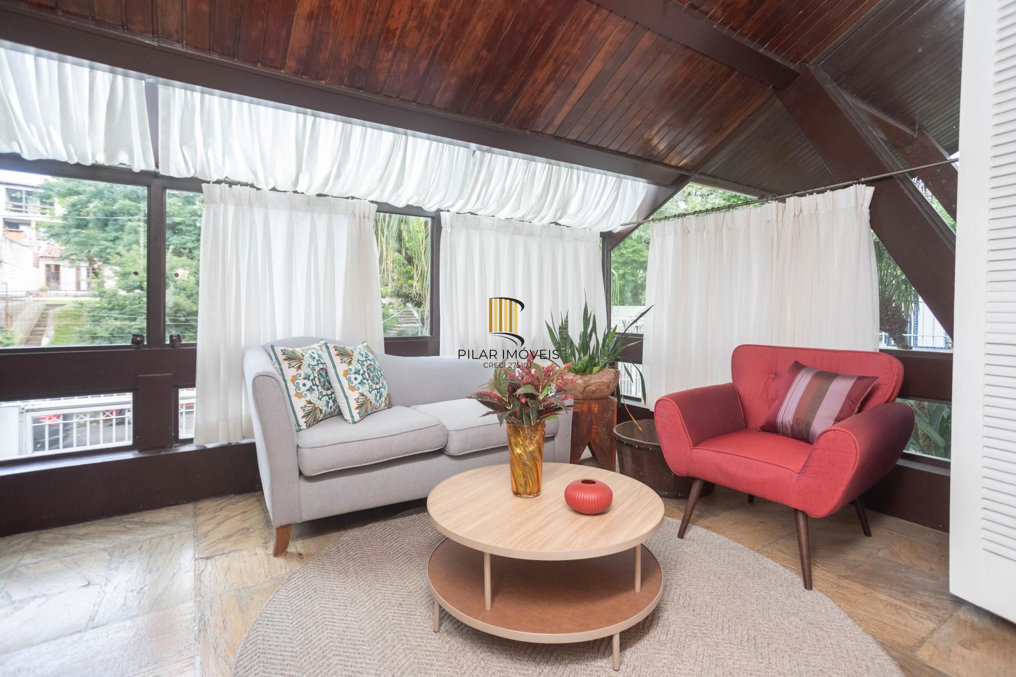 Casa com piscina no Chácara das Pedras