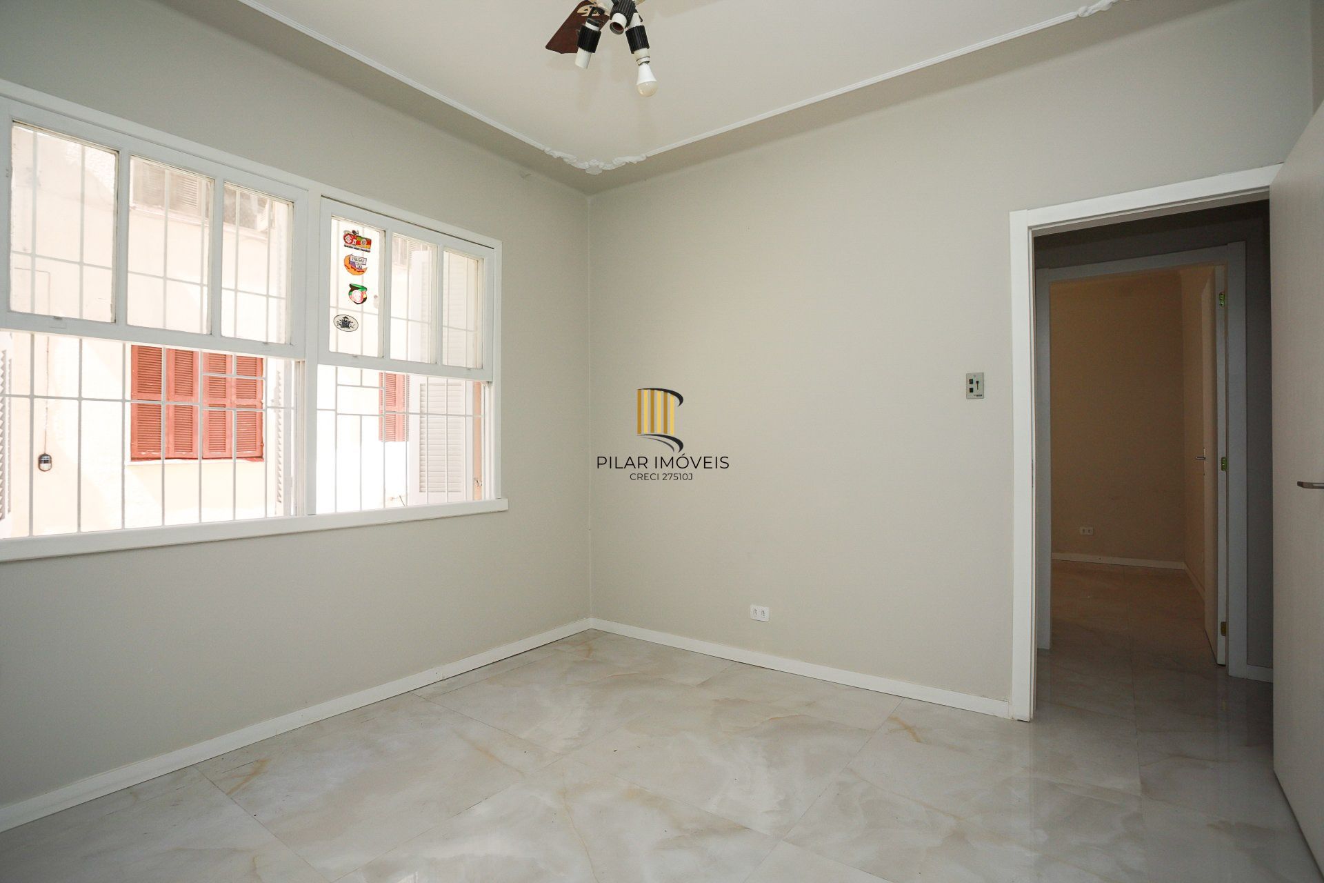 Apartamento Amplo no Menino Deus – 2 Dormitórios, 2 Banheiros e Churrasqueira