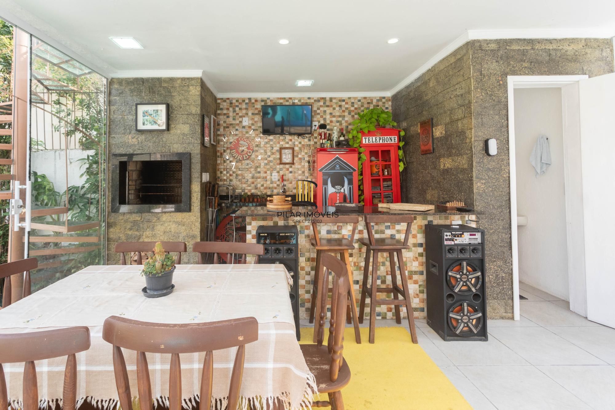 Casa com piscina e 470m2 no Chácara das Pedras