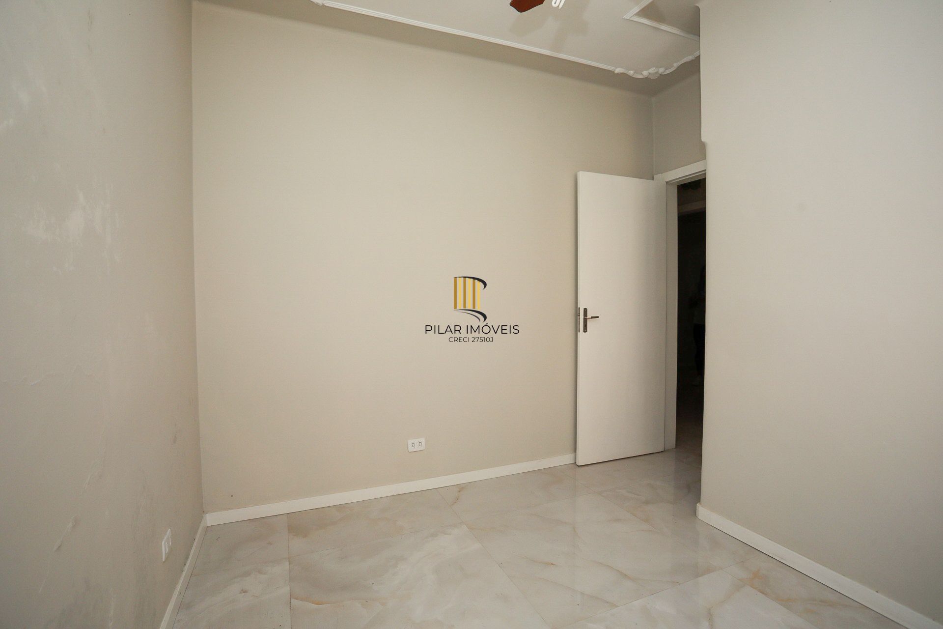 Apartamento Amplo no Menino Deus – 2 Dormitórios, 2 Banheiros e Churrasqueira