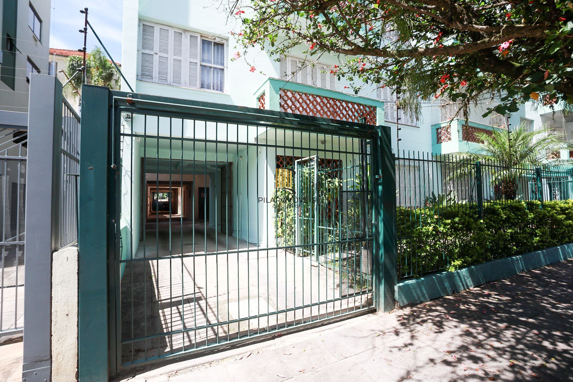 Apartamento Amplo no Menino Deus – 2 Dormitórios, 2 Banheiros e Churrasqueira