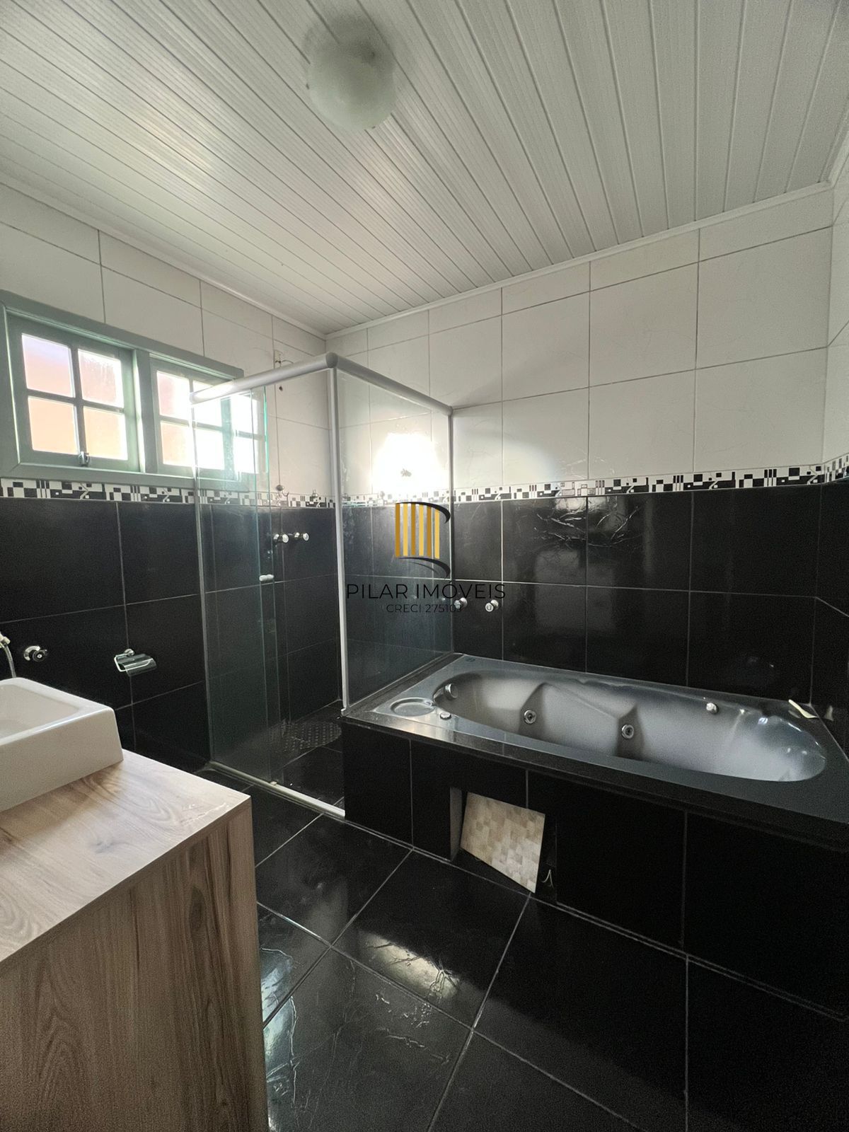 Casa à venda com 215m² na Hípica, 3 quartos sendo 1 suíte e 2 vagas