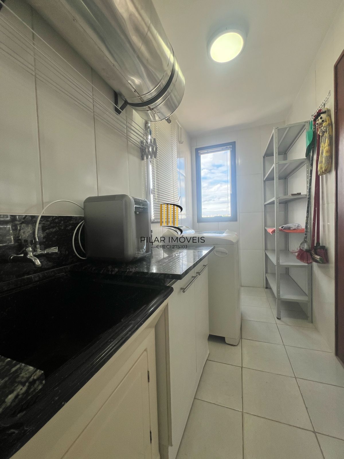 Cobertura semímobiliada no coração do bairro Menino Deus, em Porto Alegre a venda.