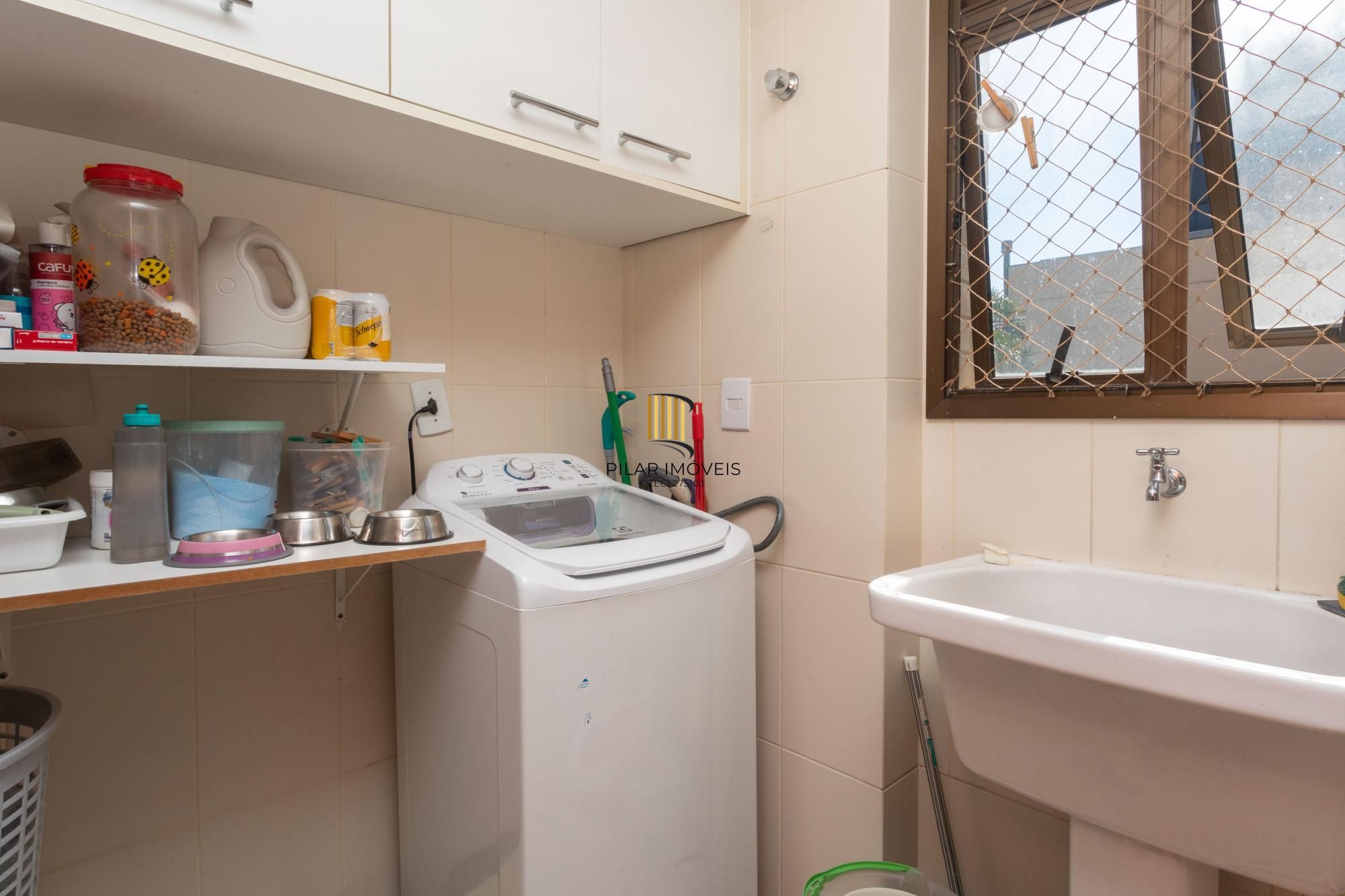 More no Petrópolis! 3 Dormitórios, Suíte, 2 Vagas e Totalmente Mobiliado