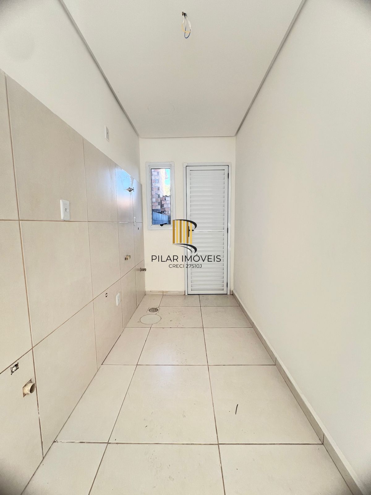 Casa em condomínio fechado com pátio na Restinga