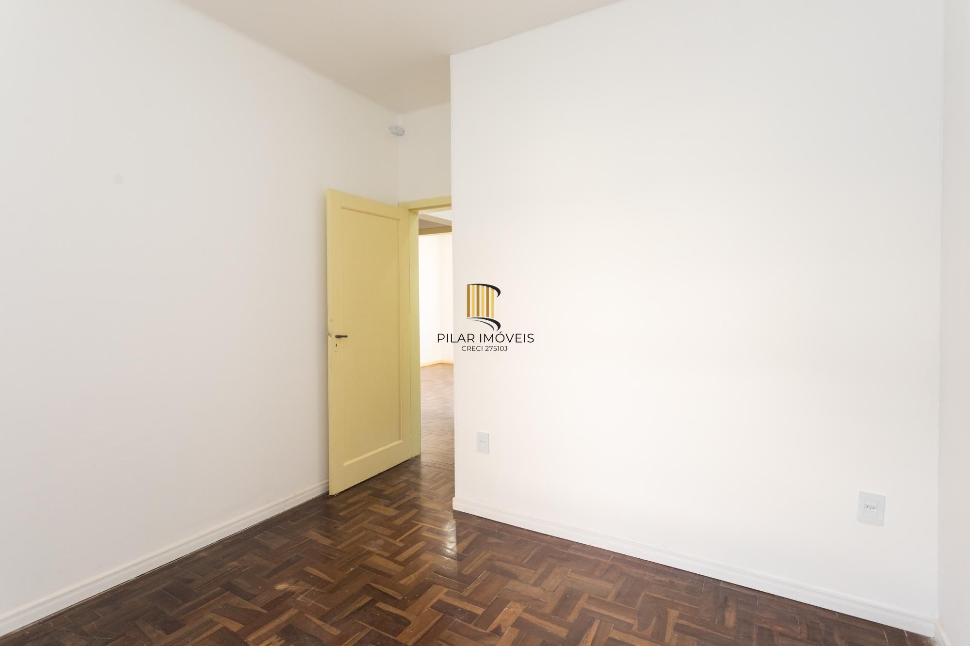 Amplo Apartamento de 3 Dormitórios com Sacada e Garagem na Av. Protásio Alves