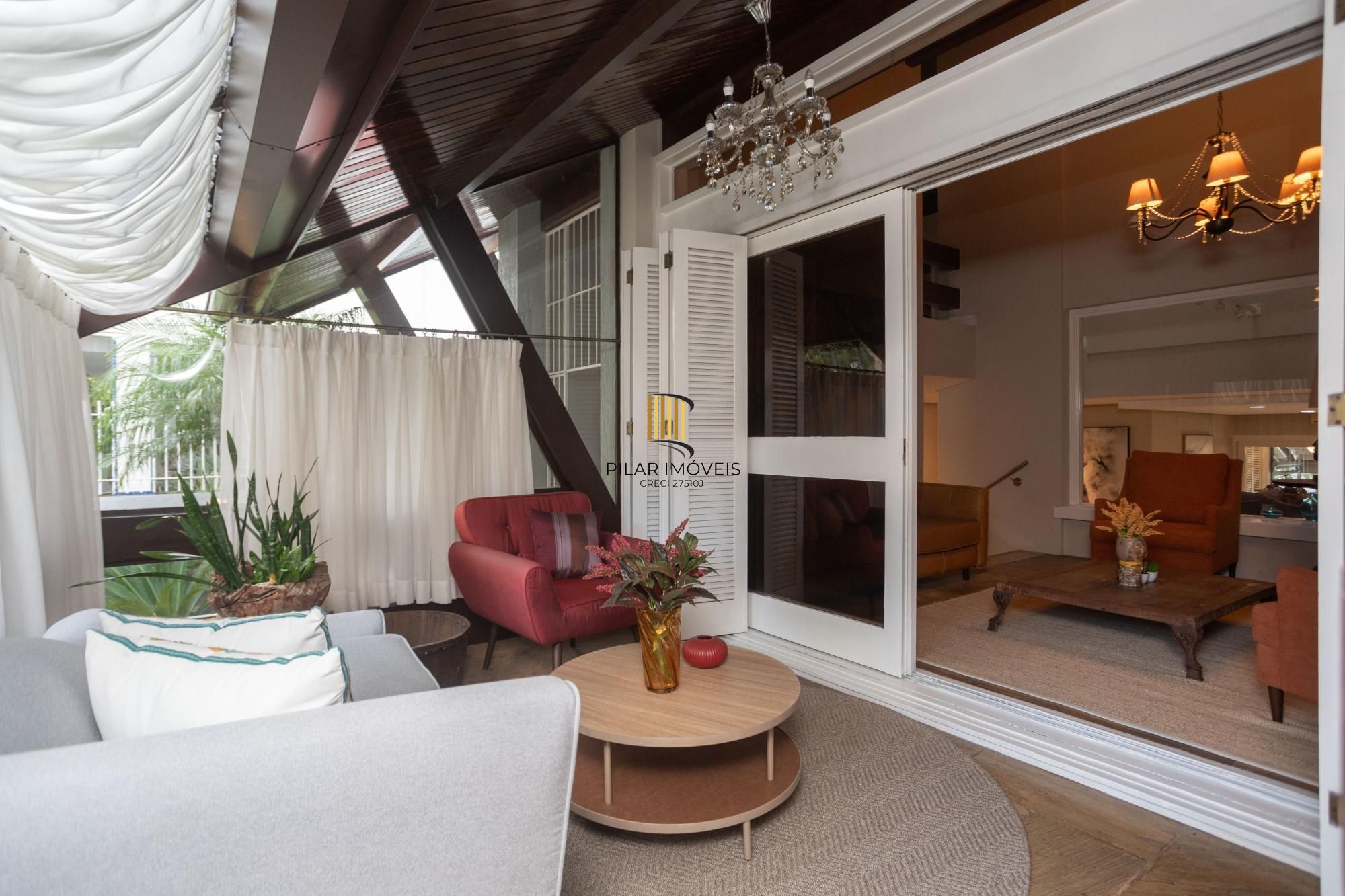 Casa com piscina no Chácara das Pedras