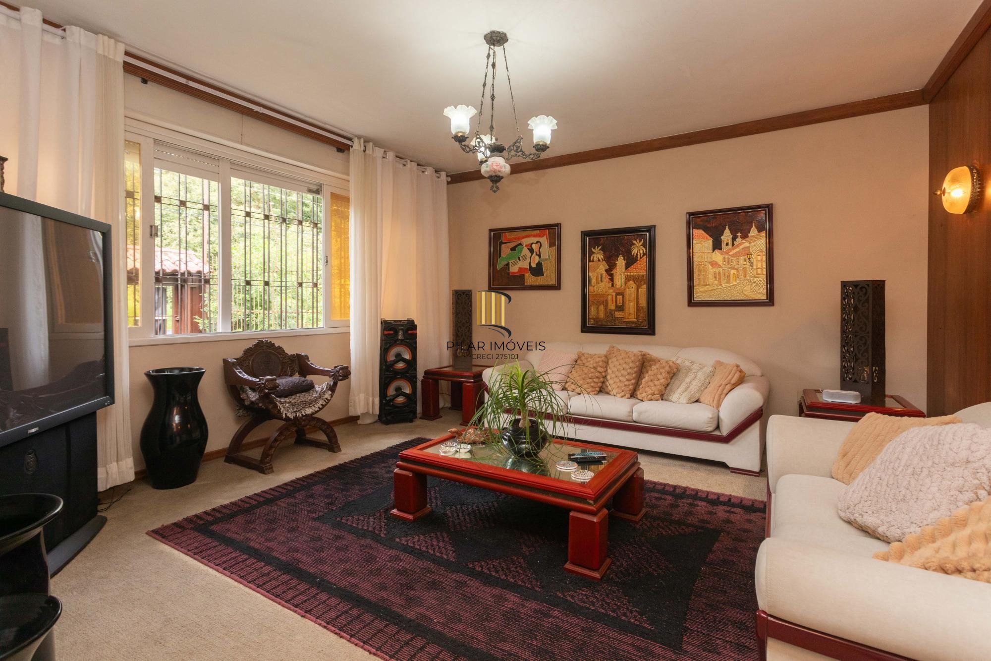 Casa com piscina e 470m2 no Chácara das Pedras