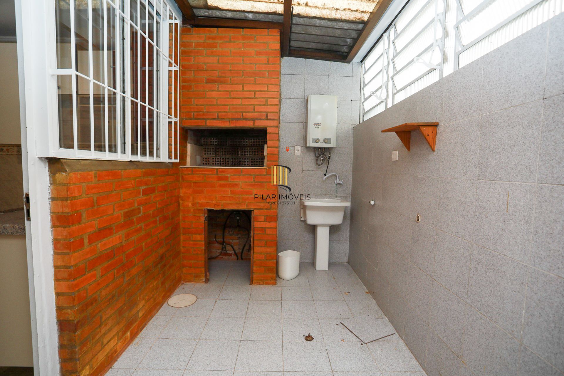 Apartamento Amplo no Menino Deus – 2 Dormitórios, 2 Banheiros e Churrasqueira