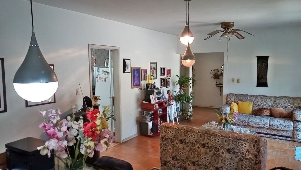 Casa 5 dormitórios no bairro Glória