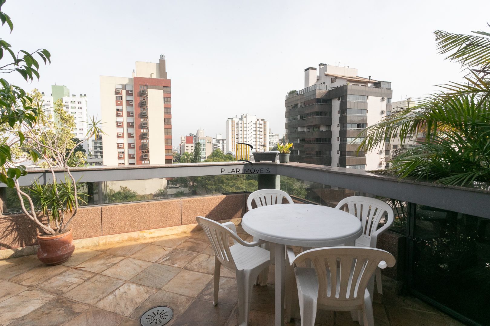 Cobertura com 3 dormitórios, mobiliada com 300 m²