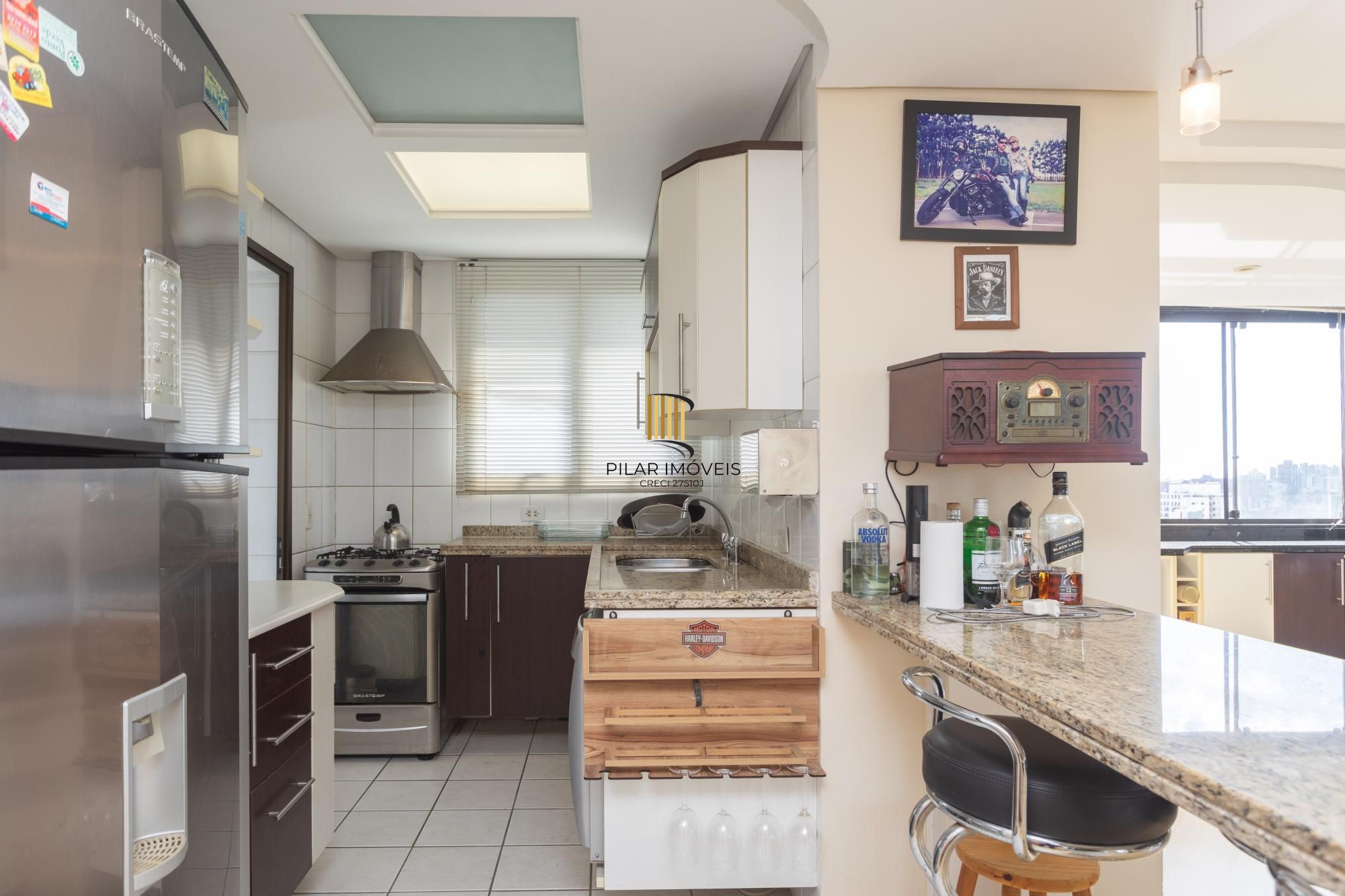 Apartamento 2 dormitórios  sendo 1 suíte e 3 vagas no Petrópolis.