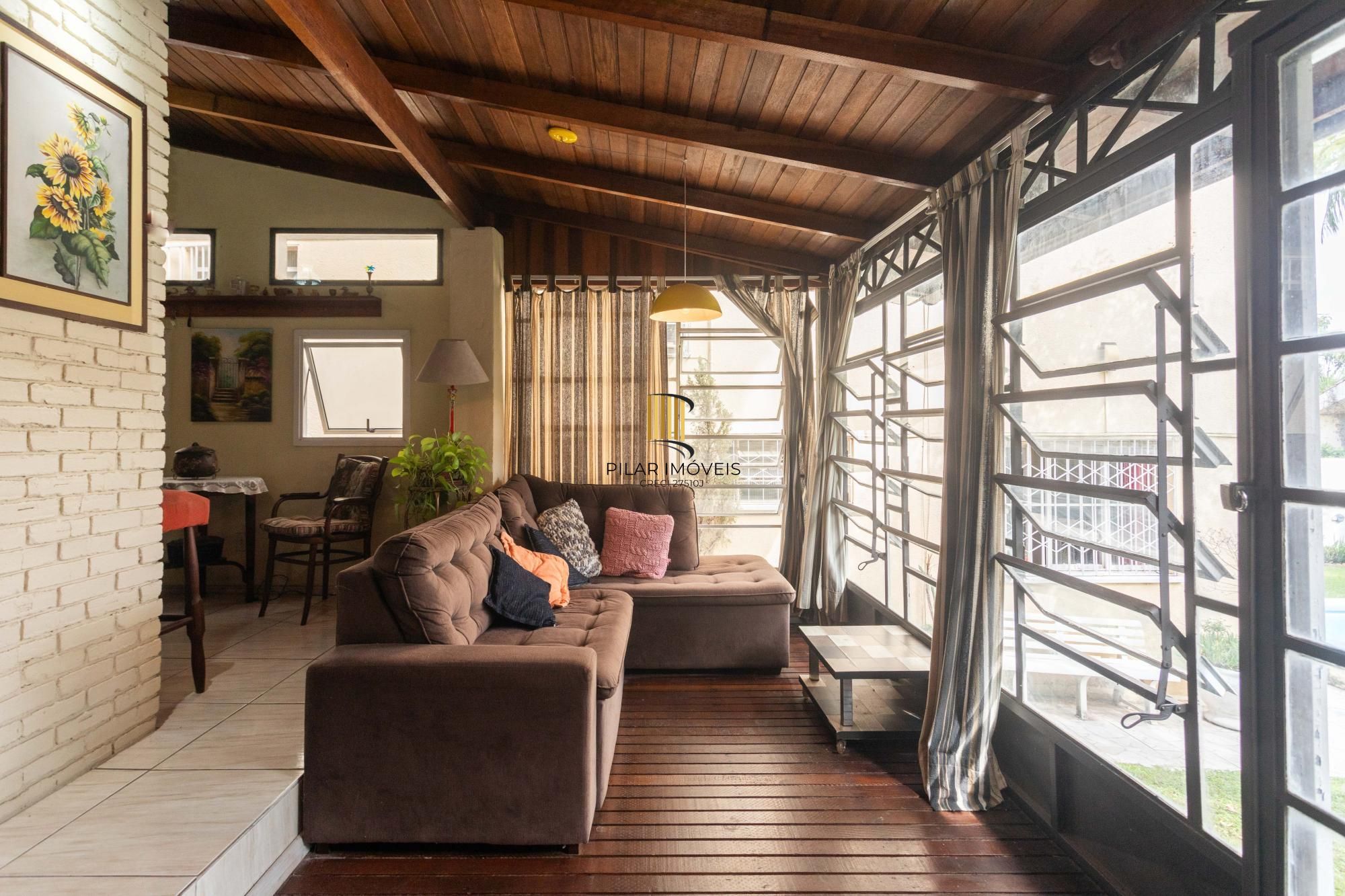 Casa com piscina e 470m2 no Chácara das Pedras