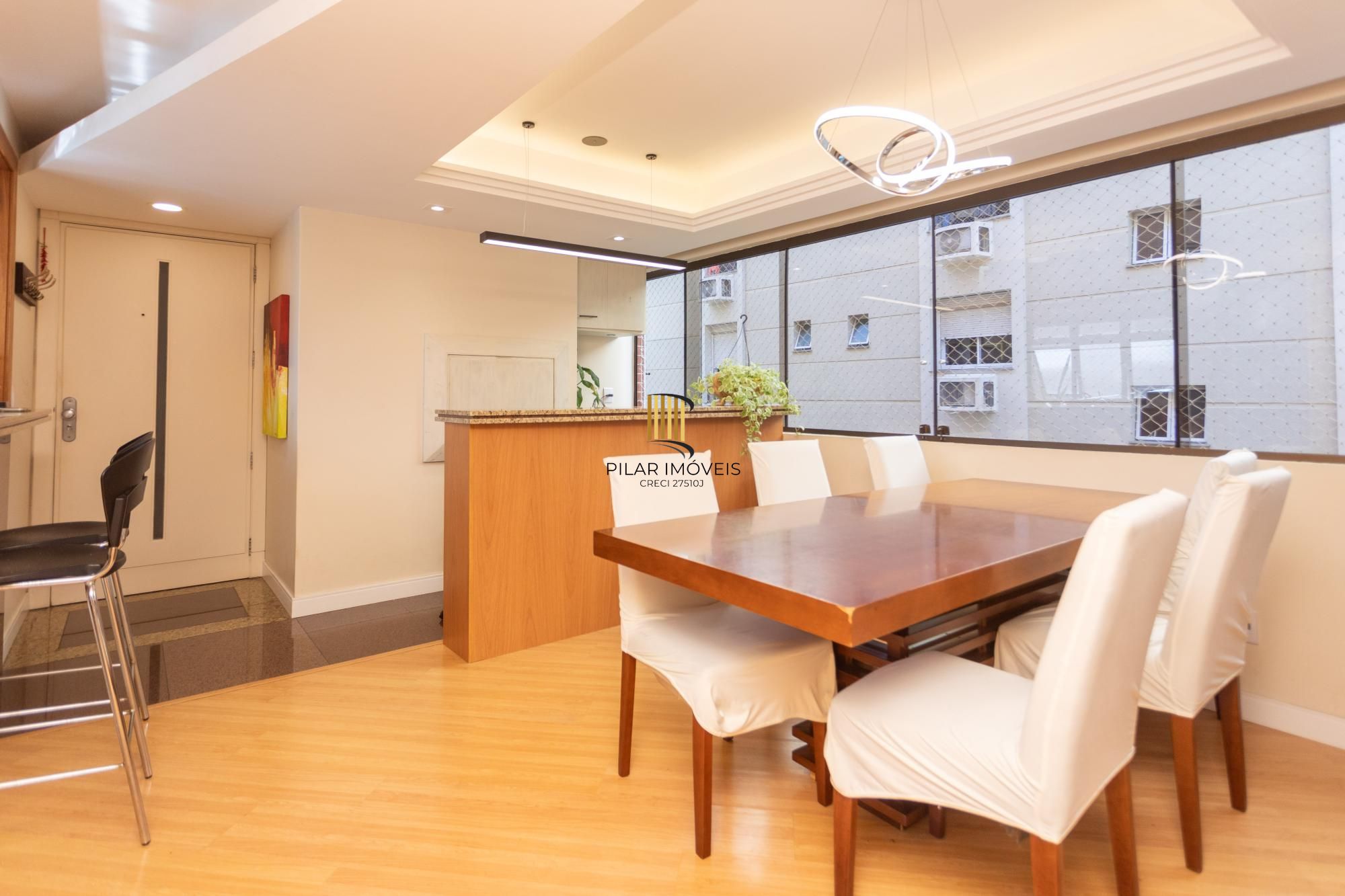 More no Petrópolis! 3 Dormitórios, Suíte, 2 Vagas e Totalmente Mobiliado