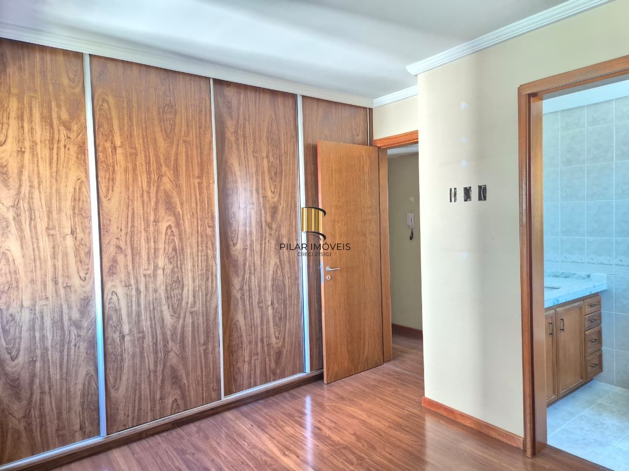 3Dormitórios com 99,80m privativos.