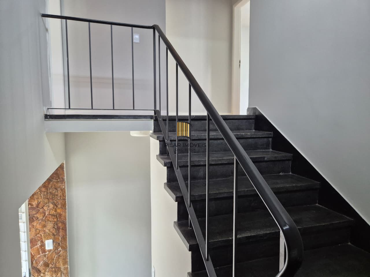 Casa comercial no miolo do bairro Menino Deus