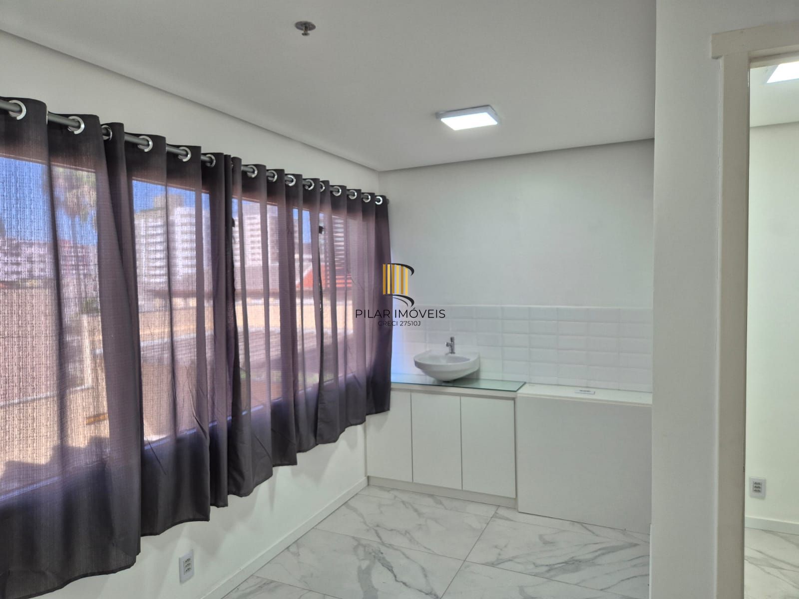 Sala reformada com box