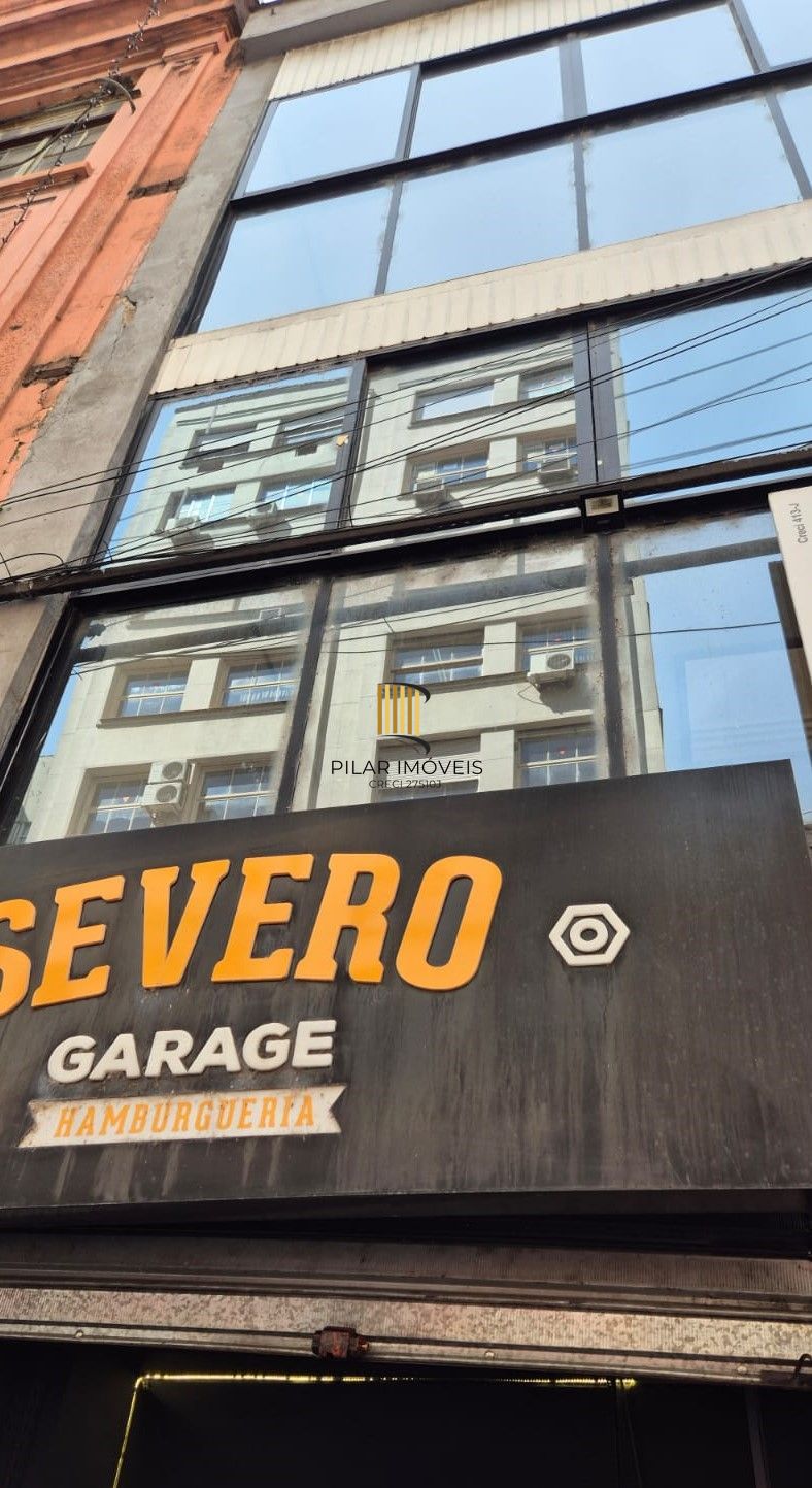 Prédio comercial com 3 andares