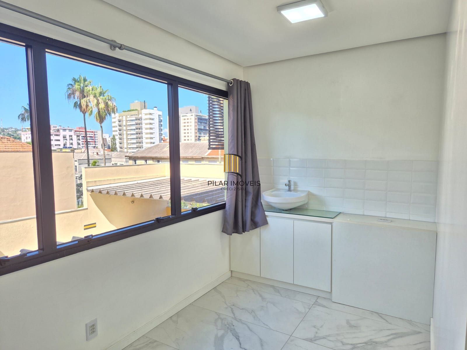 Sala reformada com box