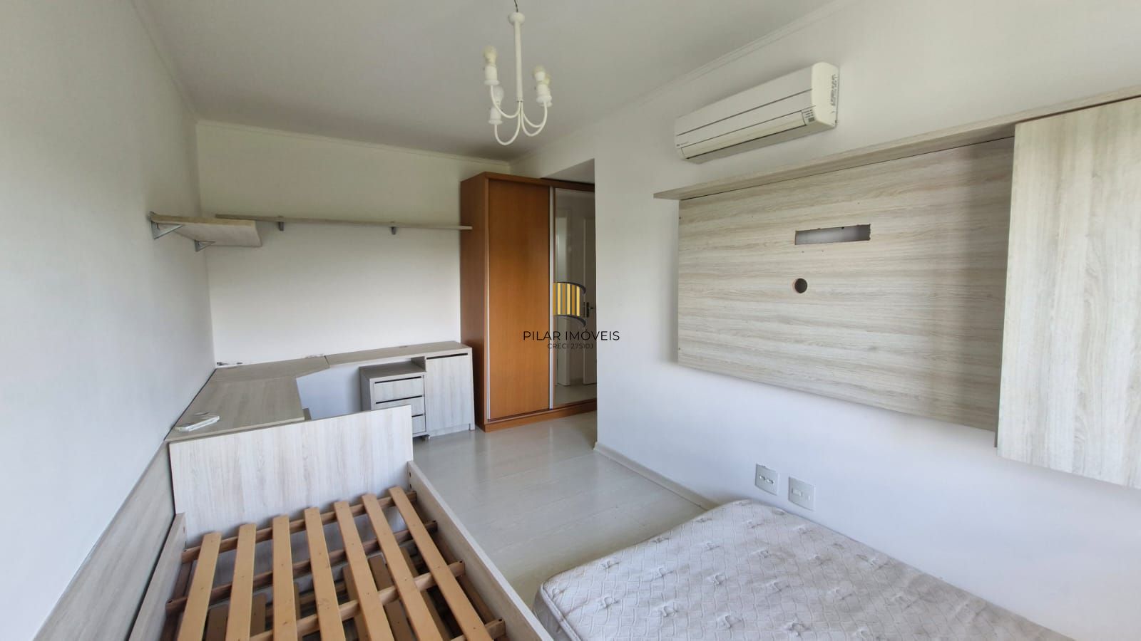 Casa em Condomínio fechado, 5 dormitórios sendo 2 suítes, 5 banheiros, 203 m² de área privativa, 2 garagem cobertas