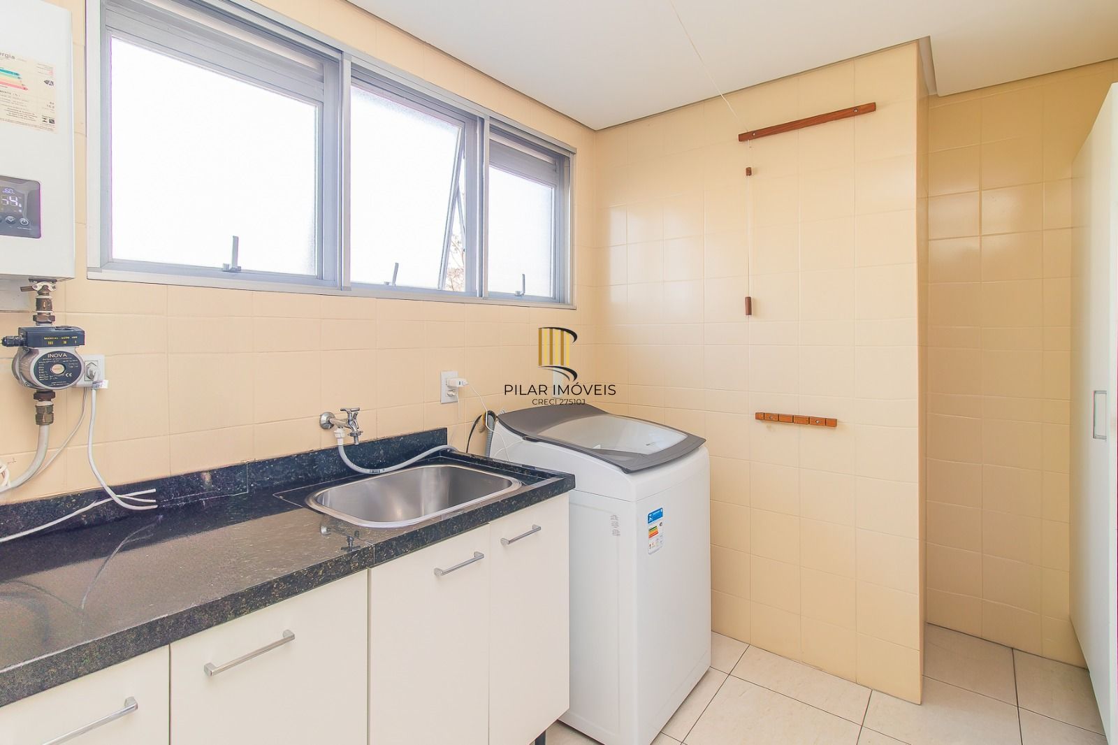 Apartamento panorâmico com três dormitórios, garagem